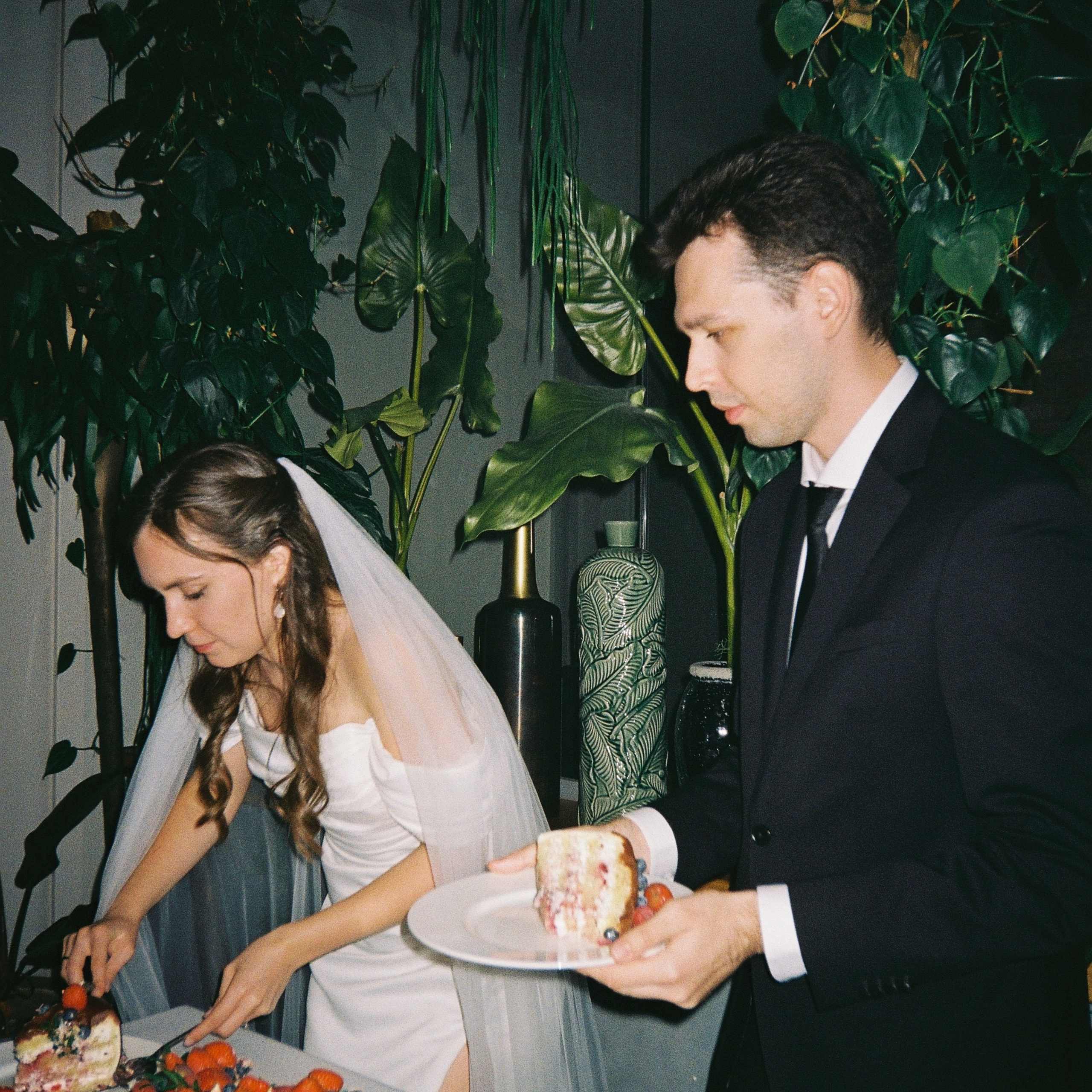 Регисрация брака в Пушкинской библиотеке и камерный свадебный ужин в кругу семьи в ресторане Ривьера. Свадебный фотограф Москва Москвовская область Санкт-Петербург