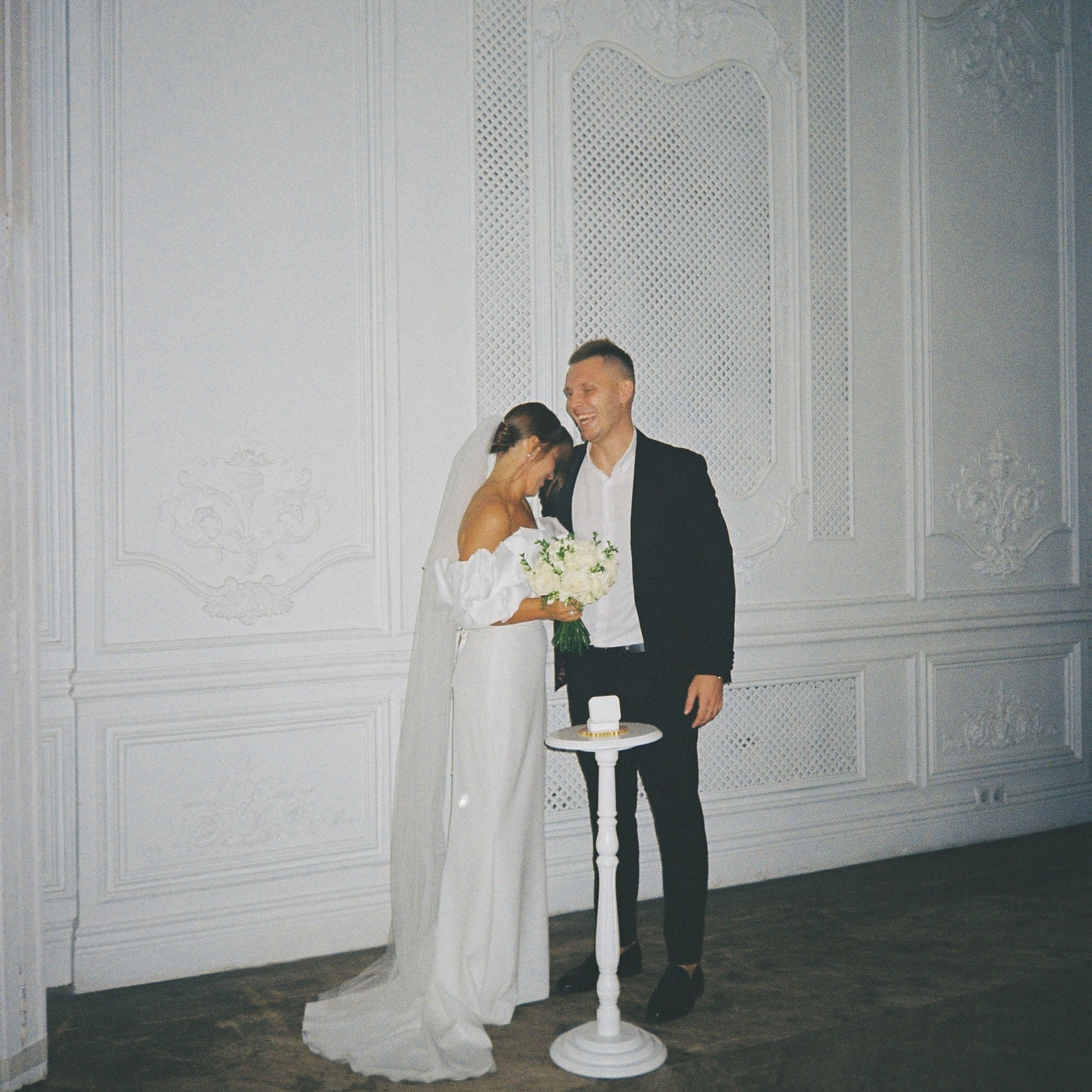 Камерная свадьба в Москве утро в отеле Рихтер регистрация в White studio Royal адреса счастья. Свадебный фотограф Москва Москвовская область Санкт-Петербург