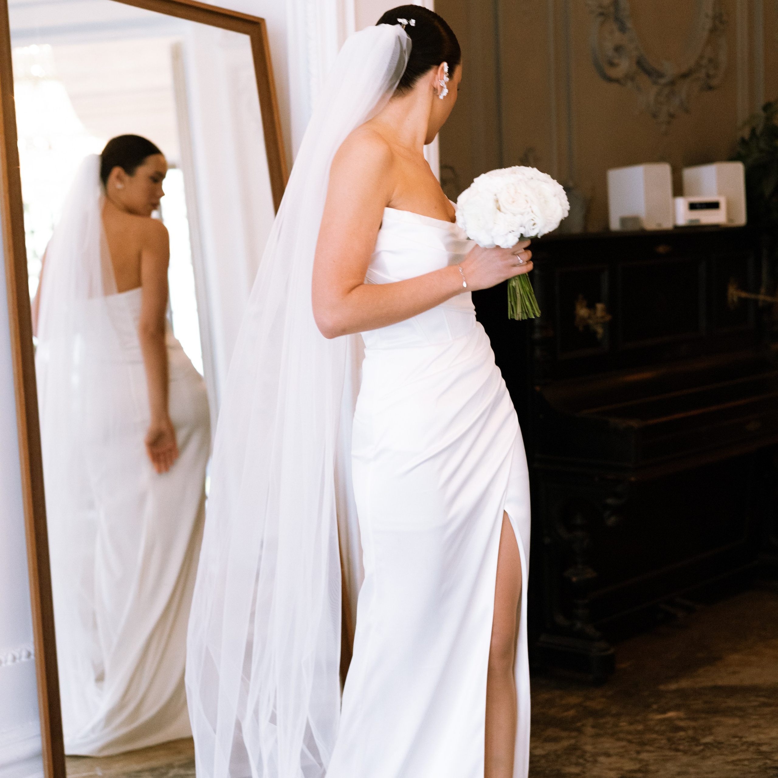 Регистрация брака в особняке Royal фотосессия лавстори в студии Москва и камерный ужин с друзьями. Свадебный фотограф Москва Москвовская область Санкт-Петербург