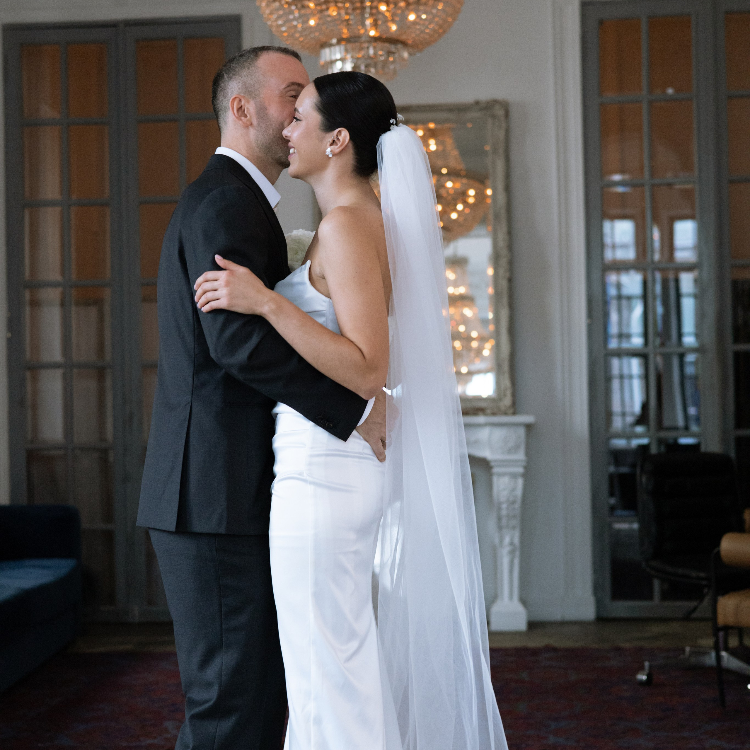 Регистрация брака в особняке Royal фотосессия лавстори в студии Москва и камерный ужин с друзьями. Свадебный фотограф Москва Москвовская область Санкт-Петербург