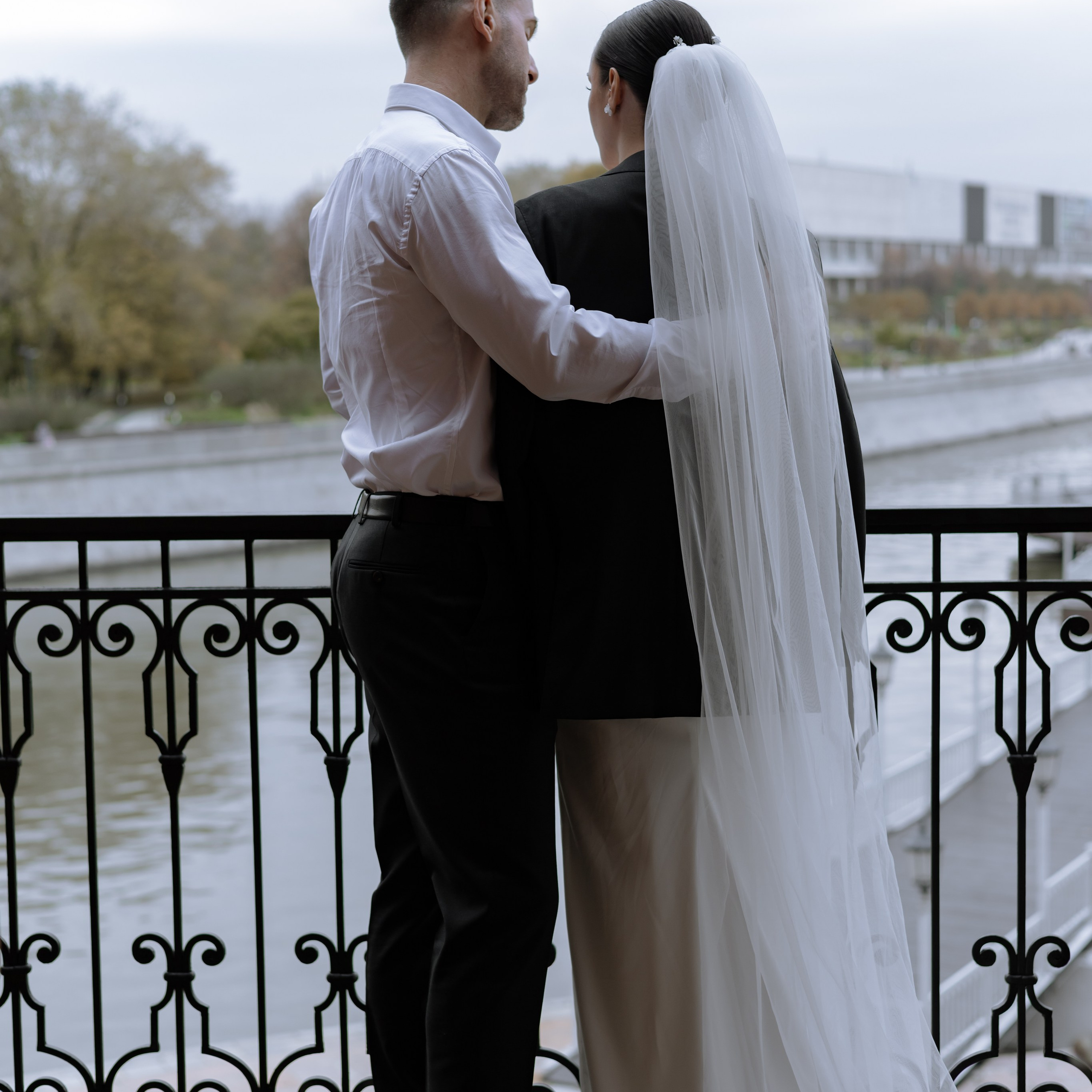 Регистрация брака в особняке Royal фотосессия лавстори в студии Москва и камерный ужин с друзьями. Свадебный фотограф Москва Москвовская область Санкт-Петербург