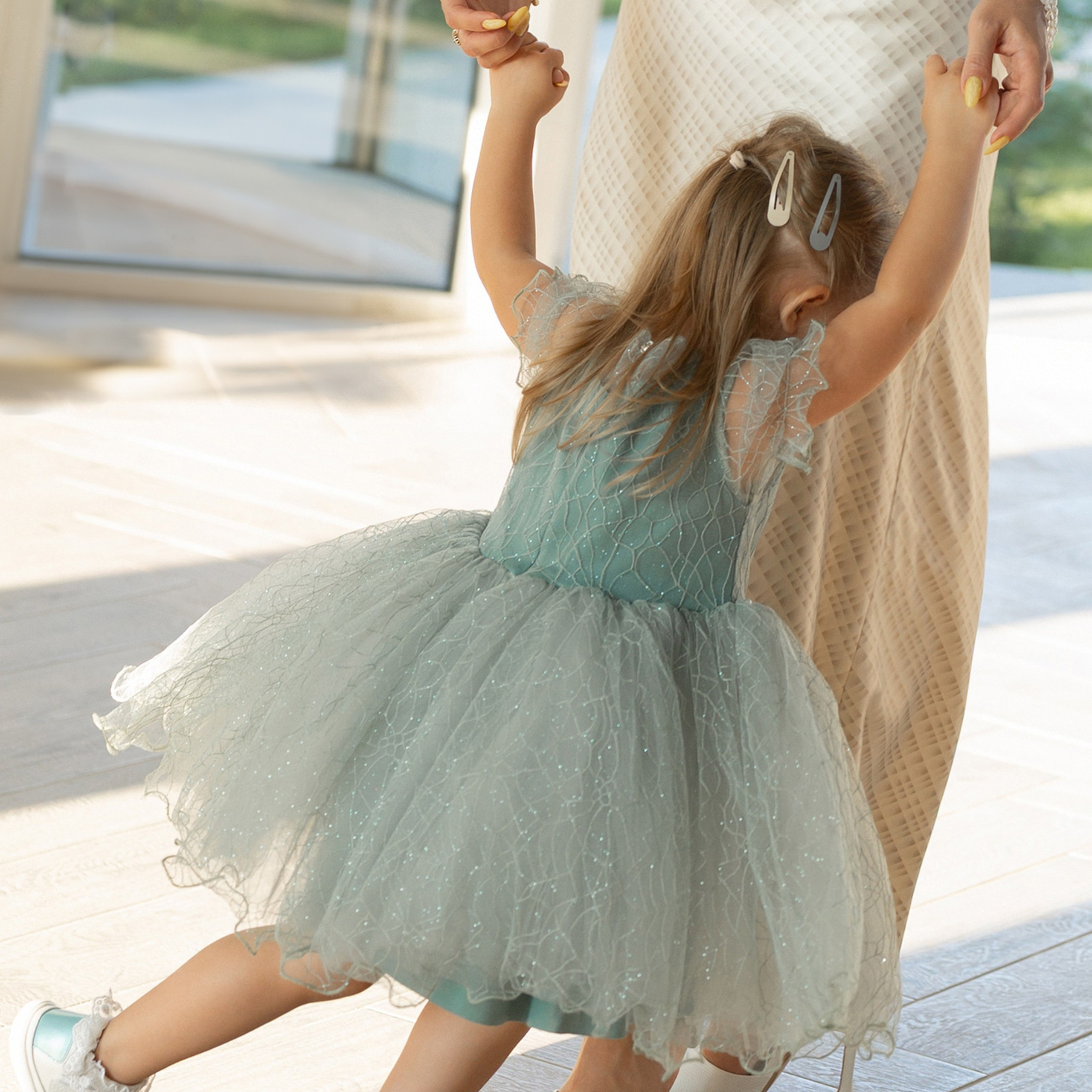 Свадебная съемка камерная с цветным дымом. Свадебный фотограф Москва Москвовская область Санкт-Петербург