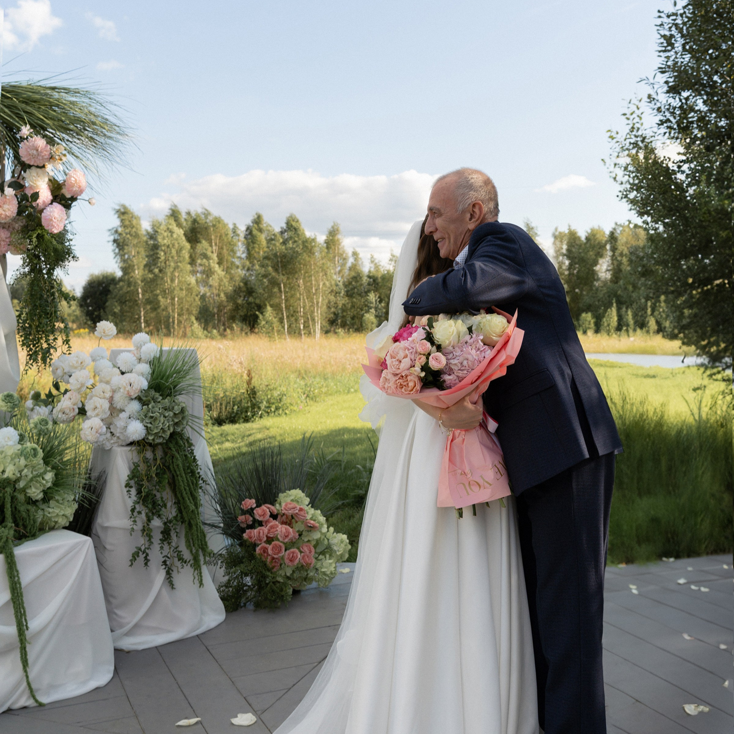 Свадебная съемка камерная с цветным дымом. Свадебный фотограф Москва Москвовская область Санкт-Петербург