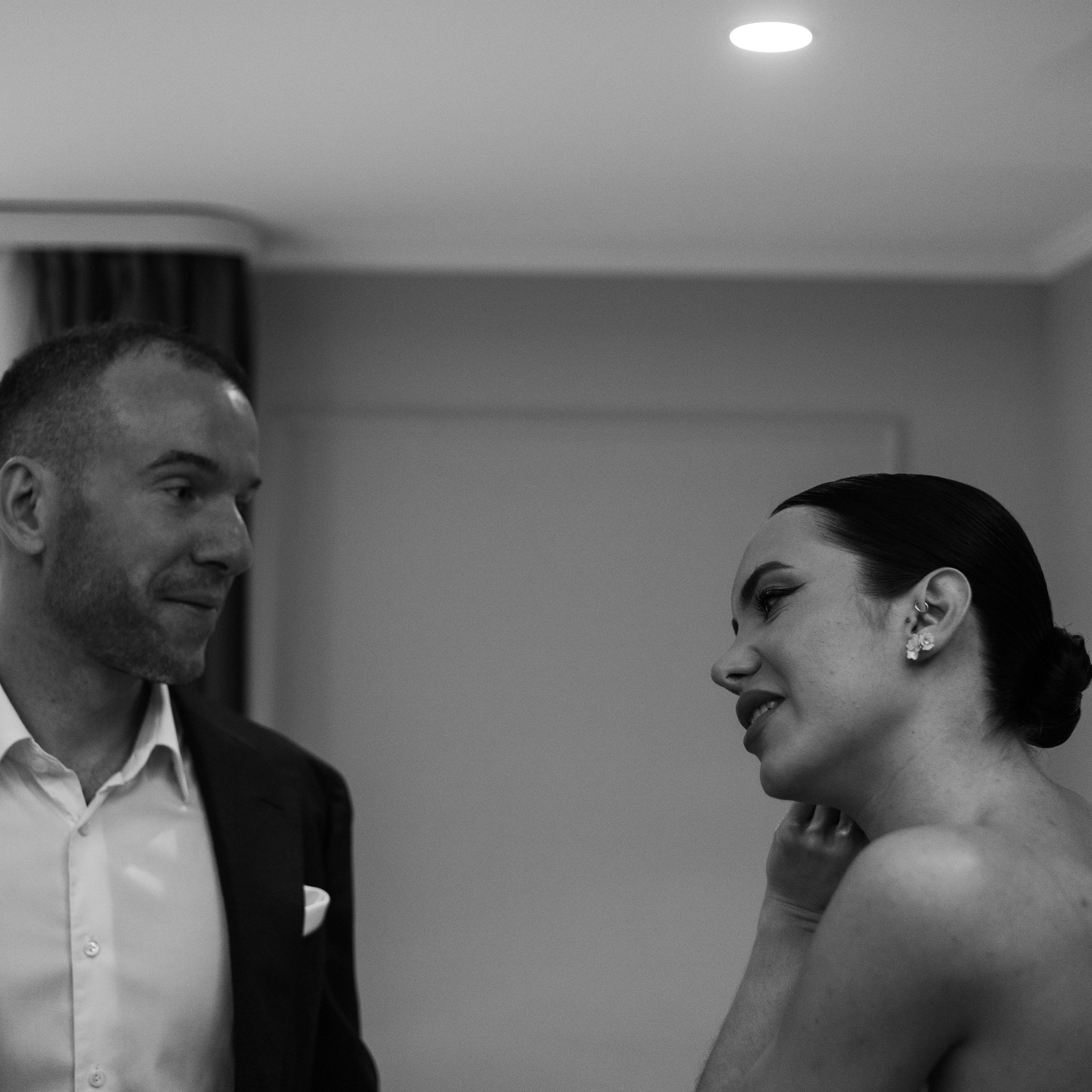 Регистрация брака в особняке Royal фотосессия лавстори в студии Москва и камерный ужин с друзьями. Свадебный фотограф Москва Москвовская область Санкт-Петербург