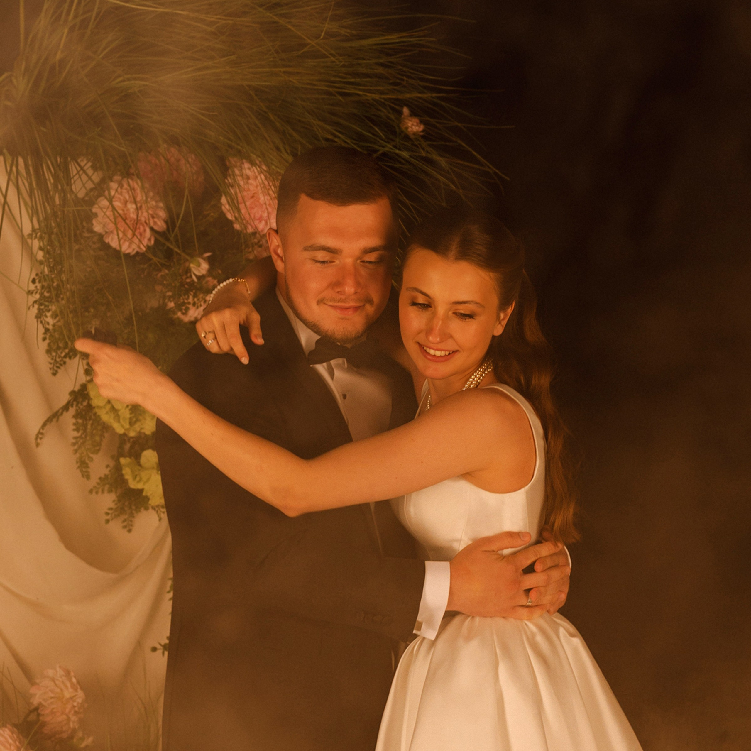 Свадебная съемка камерная с цветным дымом. Свадебный фотограф Москва Москвовская область Санкт-Петербург