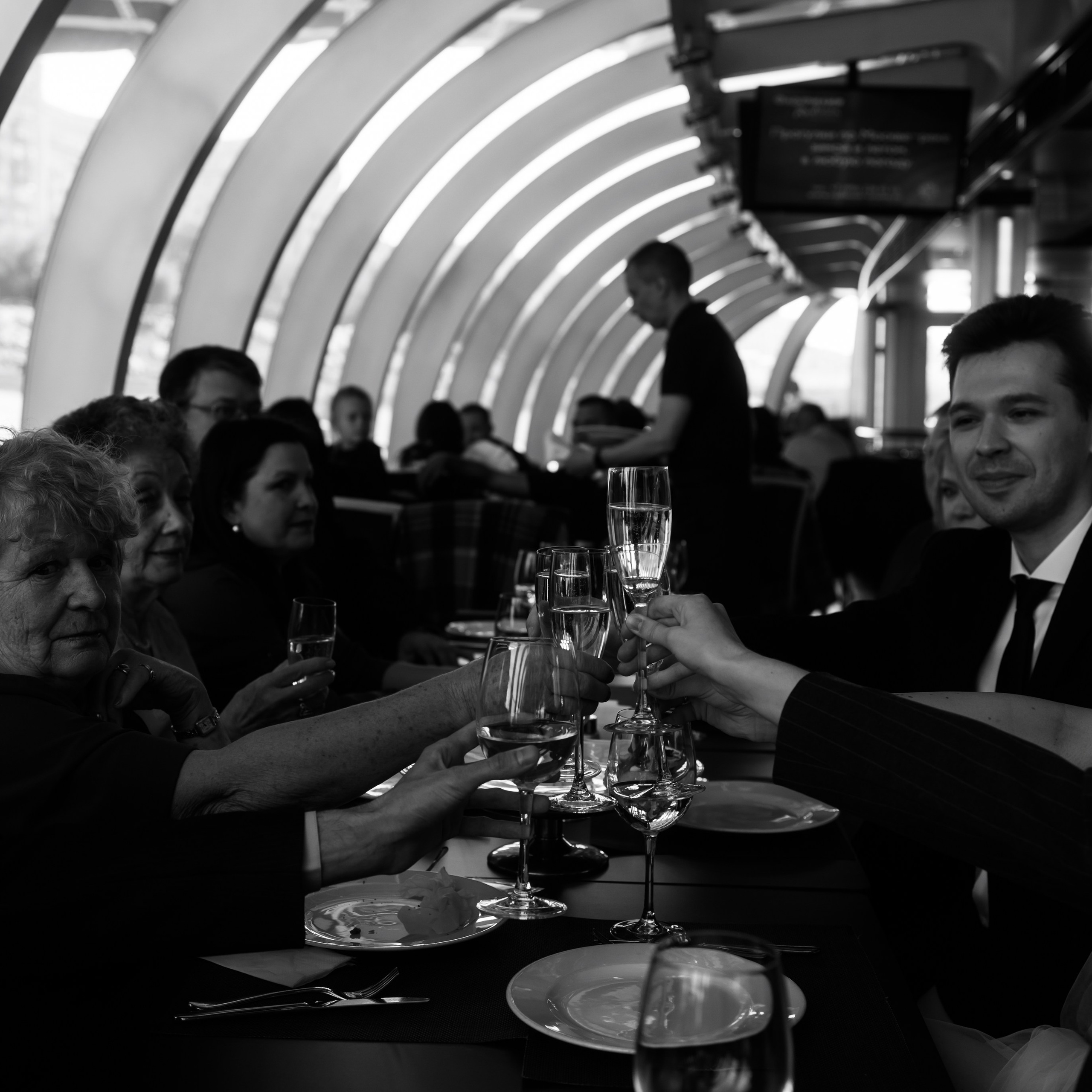 Регисрация брака в Пушкинской библиотеке и камерный свадебный ужин в кругу семьи в ресторане Ривьера. Свадебный фотограф Москва Москвовская область Санкт-Петербург