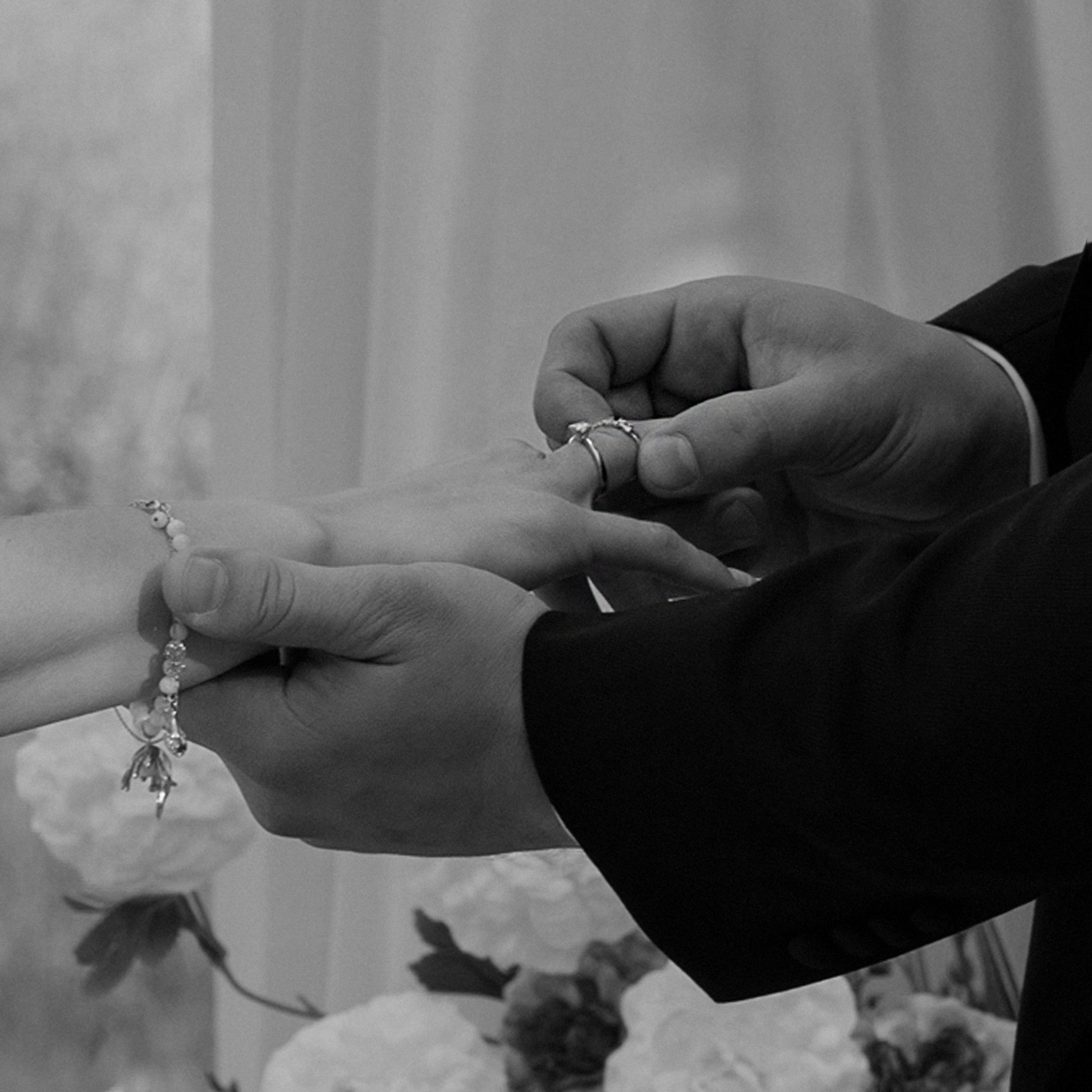 Свадебная съемка камерная с цветным дымом. Свадебный фотограф Москва Москвовская область Санкт-Петербург