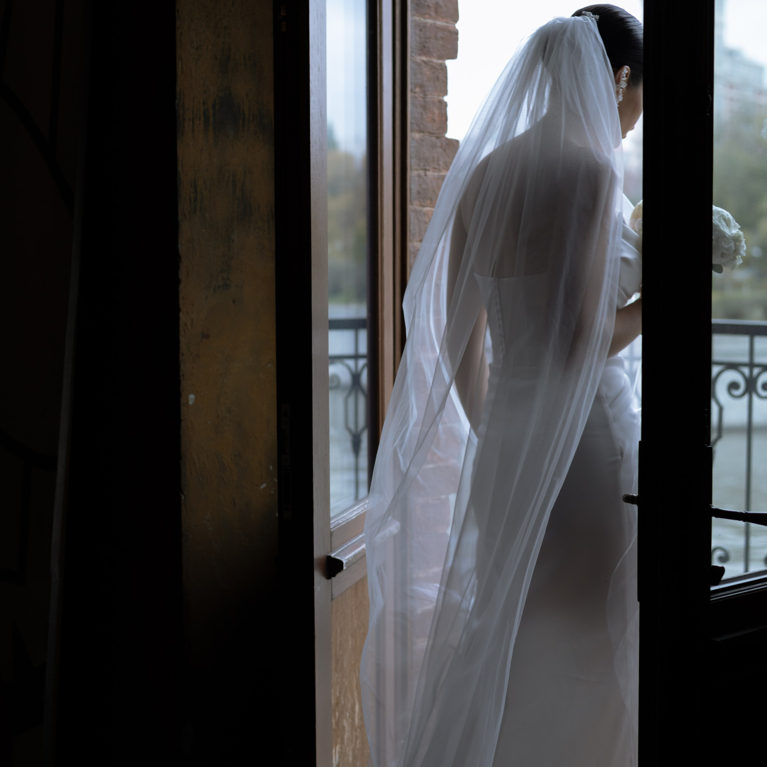 Регистрация брака в особняке Royal фотосессия лавстори в студии Москва и камерный ужин с друзьями. Свадебный фотограф Москва Москвовская область Санкт-Петербург