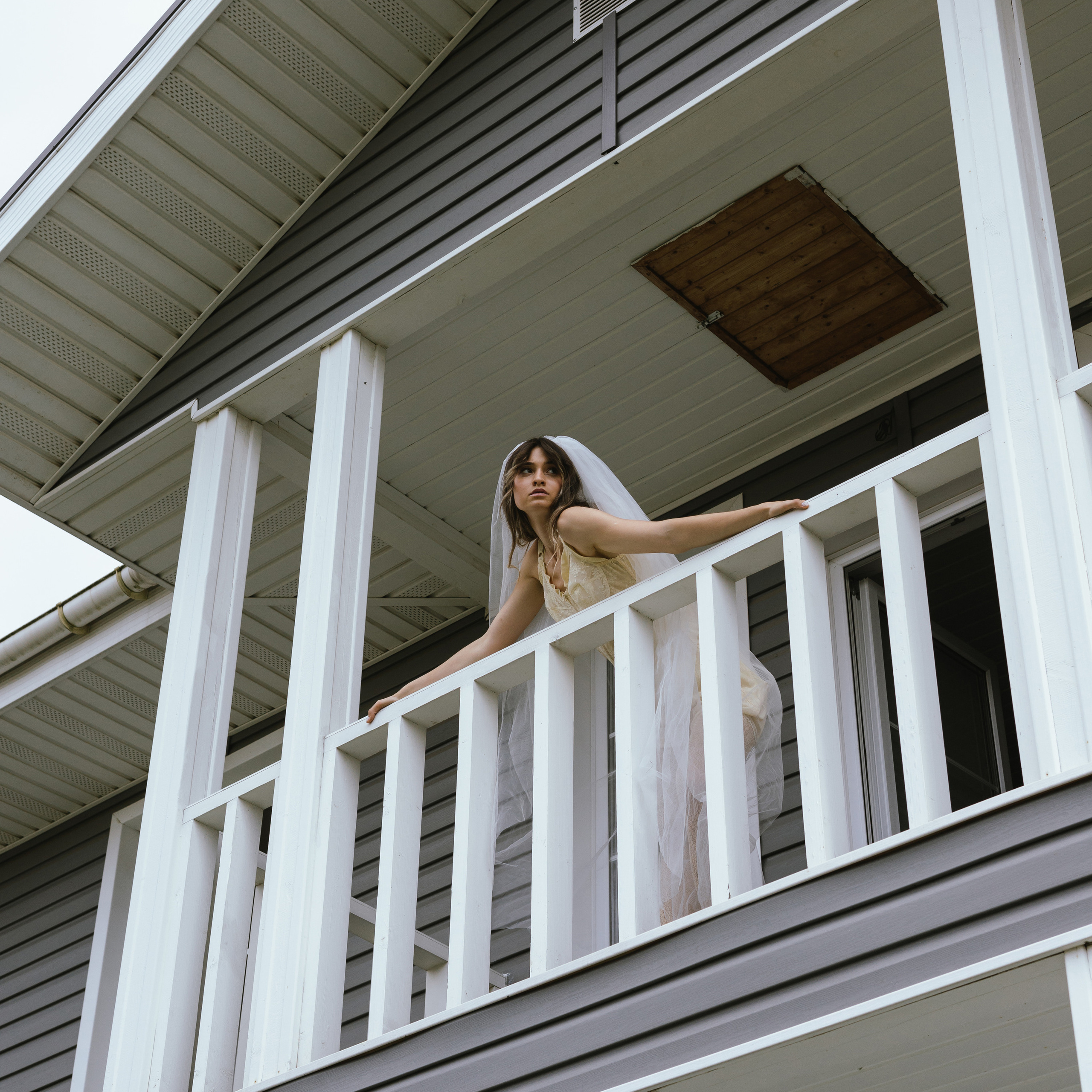 Vnukovo Village свадебная фотосессия с выездной регистрацияей жарким августом утро невесты в доме на природе и выездная регистрация. Свадебный фотограф Москва Москвовская область Санкт-Петербург