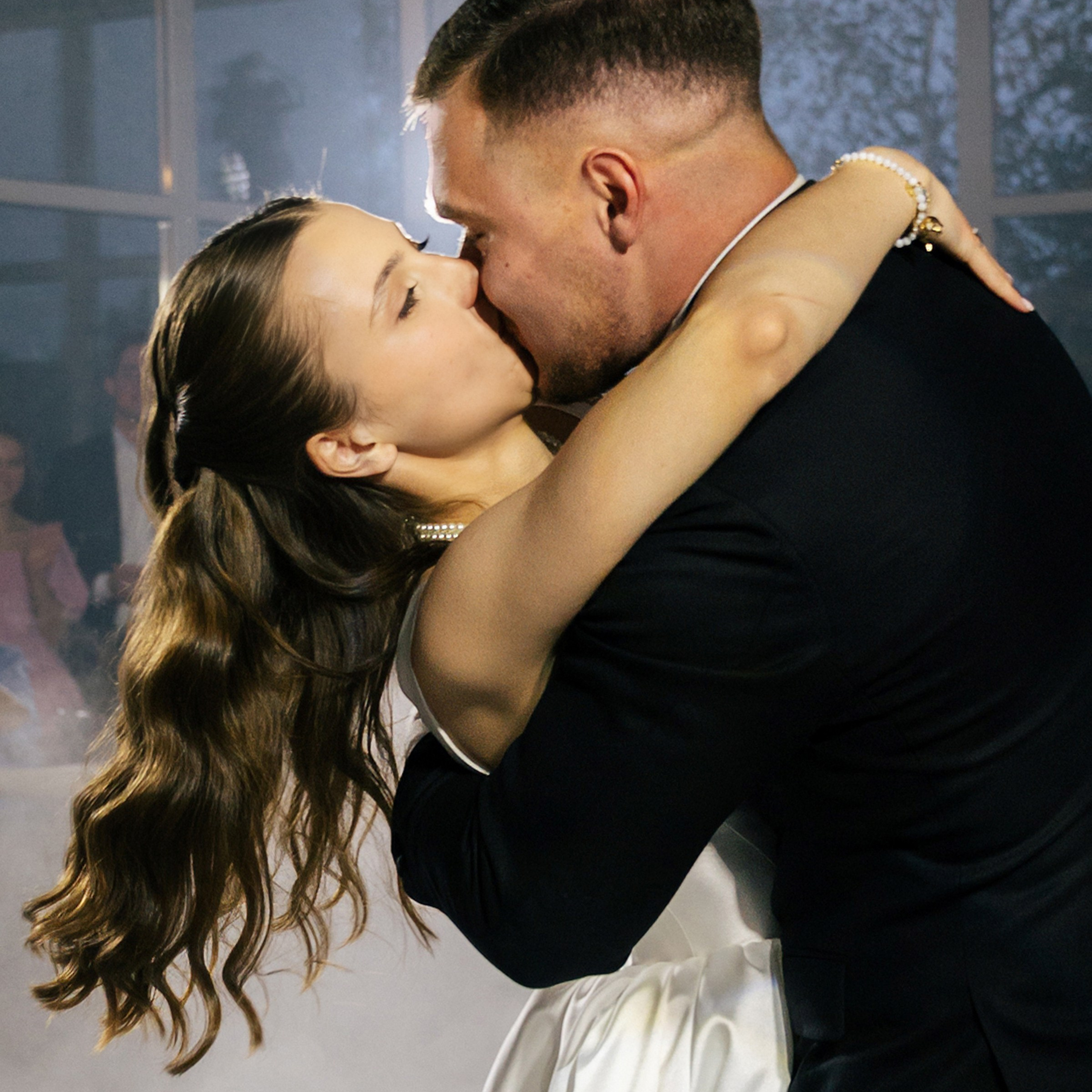 Свадебная съемка камерная с цветным дымом. Свадебный фотограф Москва Москвовская область Санкт-Петербург