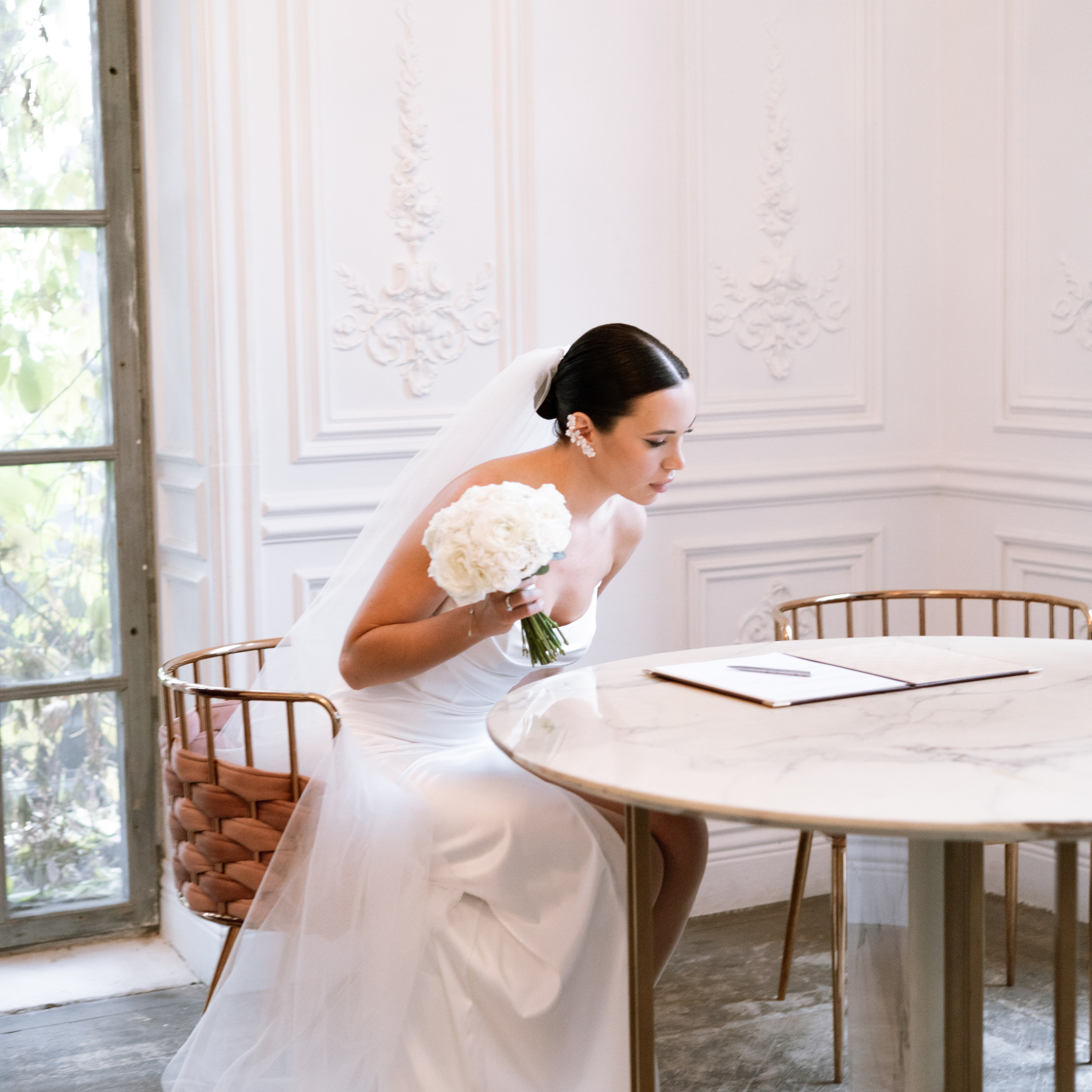 Регистрация брака в особняке Royal фотосессия лавстори в студии Москва и камерный ужин с друзьями. Свадебный фотограф Москва Москвовская область Санкт-Петербург