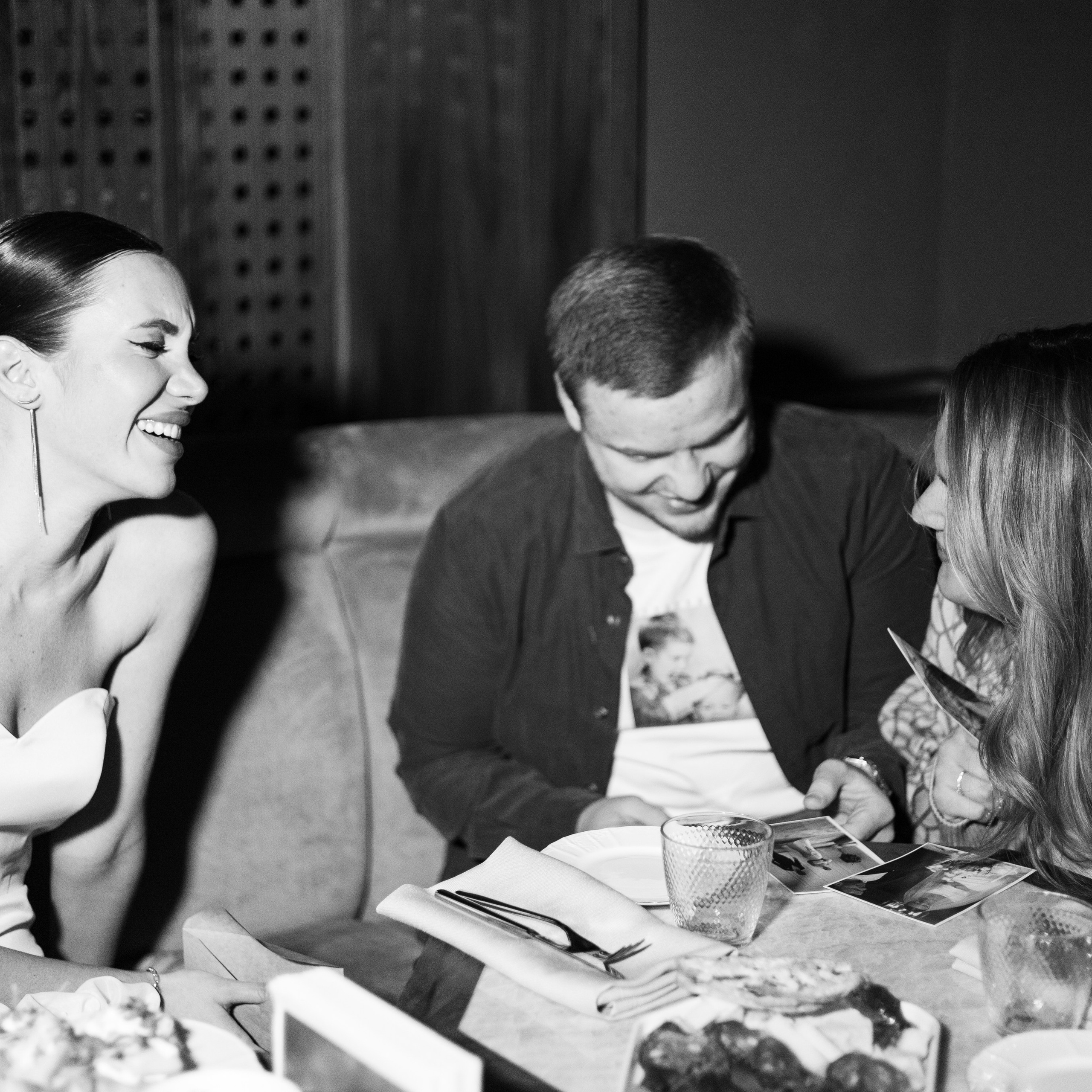 Регистрация брака в особняке Royal фотосессия лавстори в студии Москва и камерный ужин с друзьями. Свадебный фотограф Москва Москвовская область Санкт-Петербург