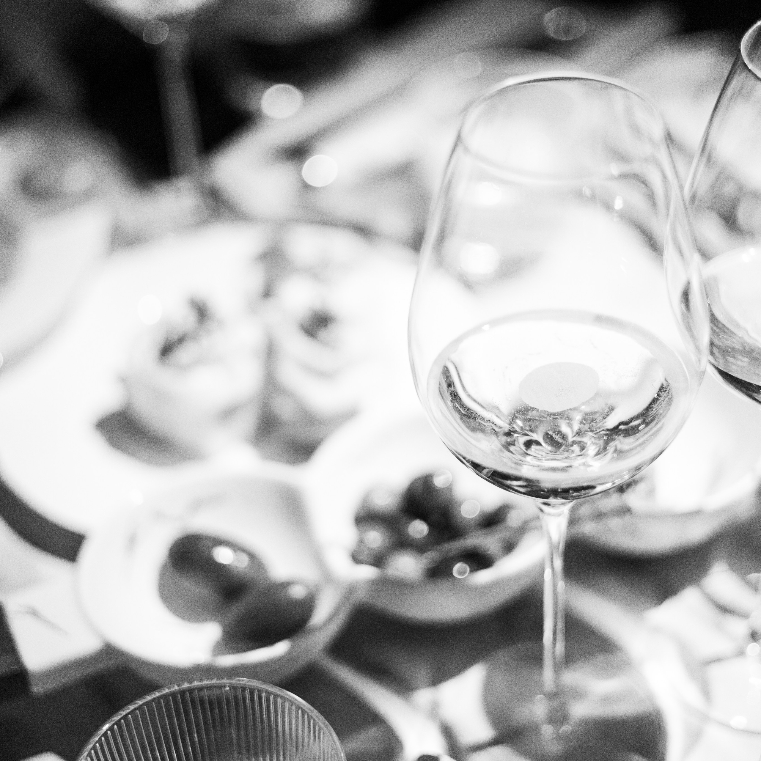 Регистрация брака в особняке Royal фотосессия лавстори в студии Москва и камерный ужин с друзьями. Свадебный фотограф Москва Москвовская область Санкт-Петербург