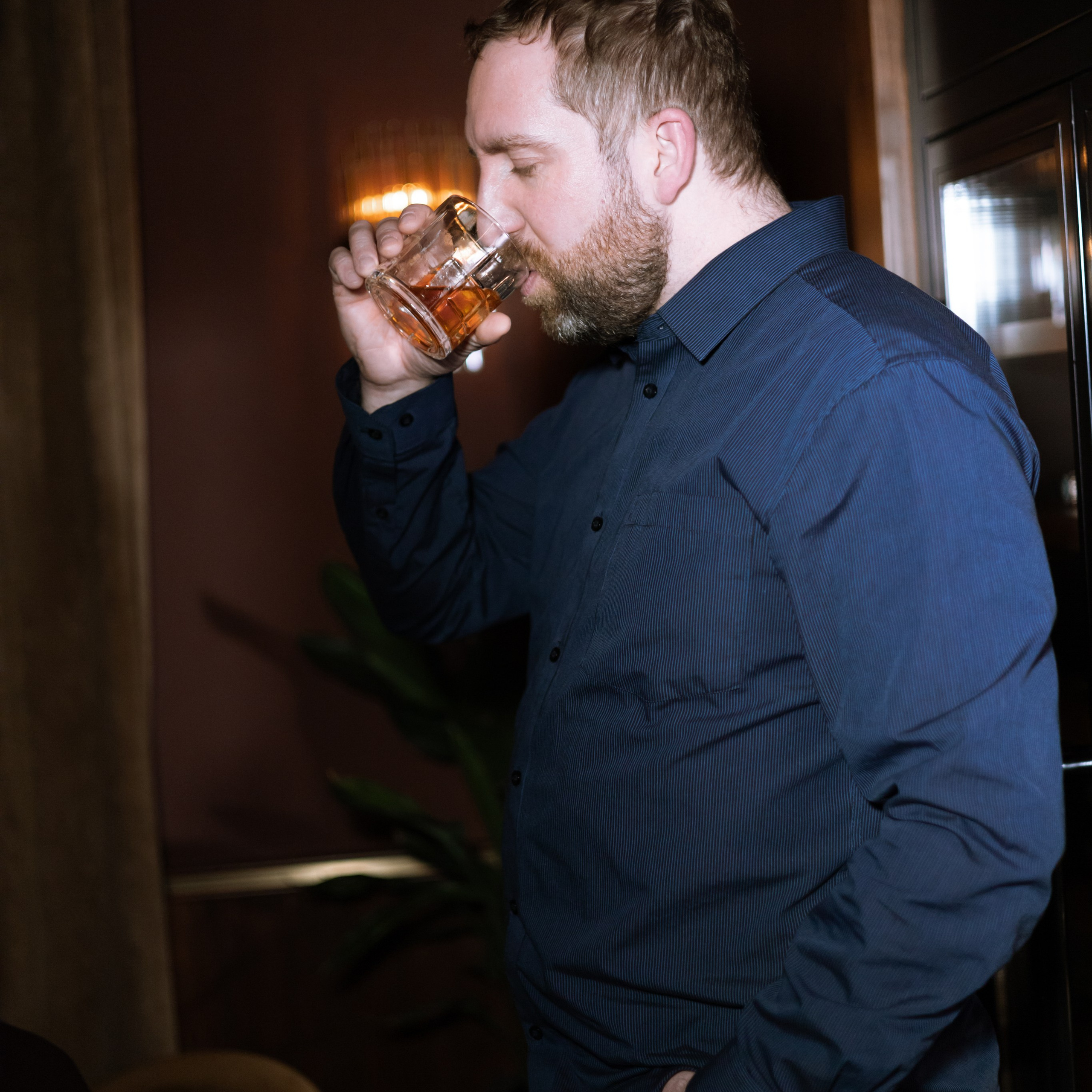 Регистрация брака в особняке Royal фотосессия лавстори в студии Москва и камерный ужин с друзьями. Свадебный фотограф Москва Москвовская область Санкт-Петербург