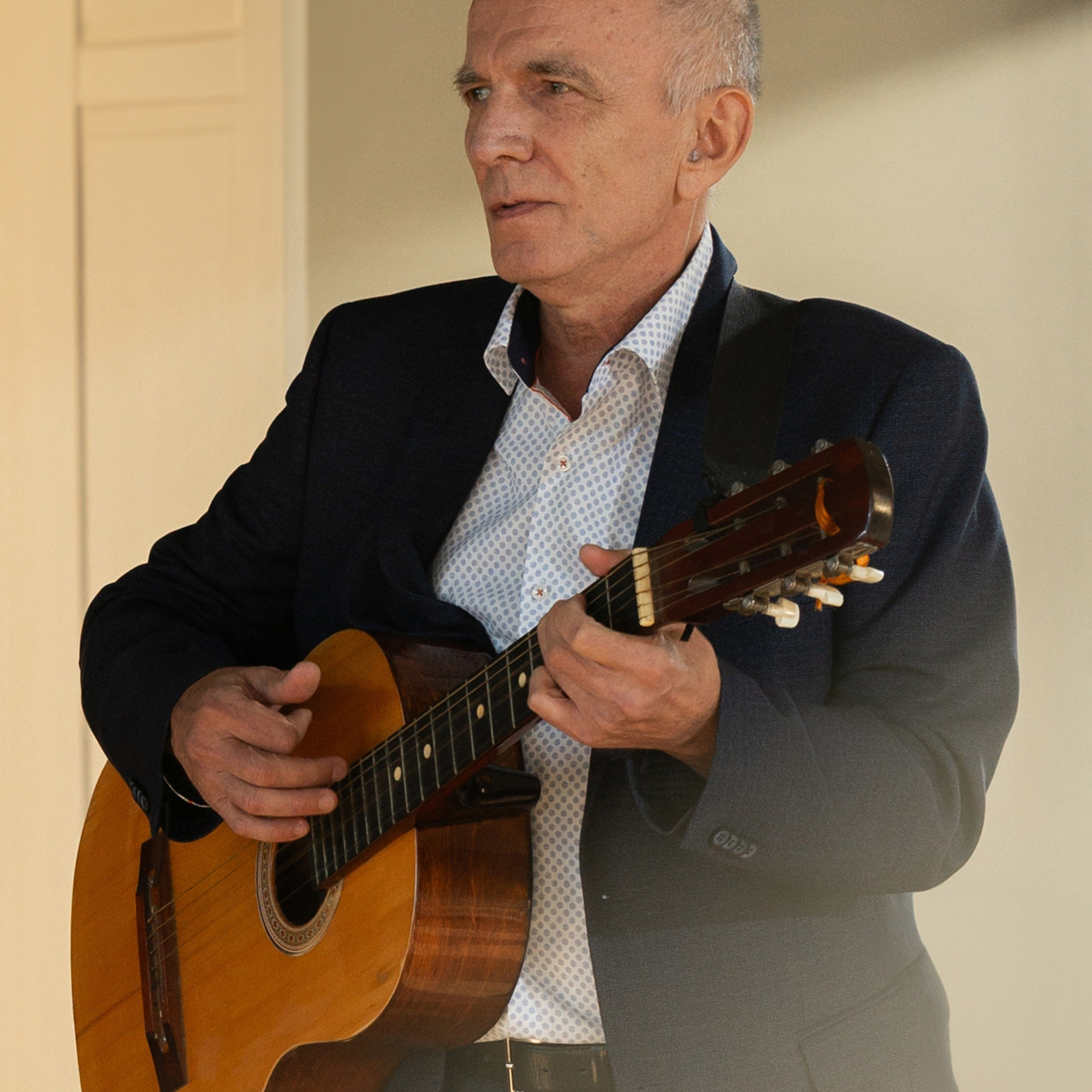 Свадебная съемка камерная с цветным дымом. Свадебный фотограф Москва Москвовская область Санкт-Петербург