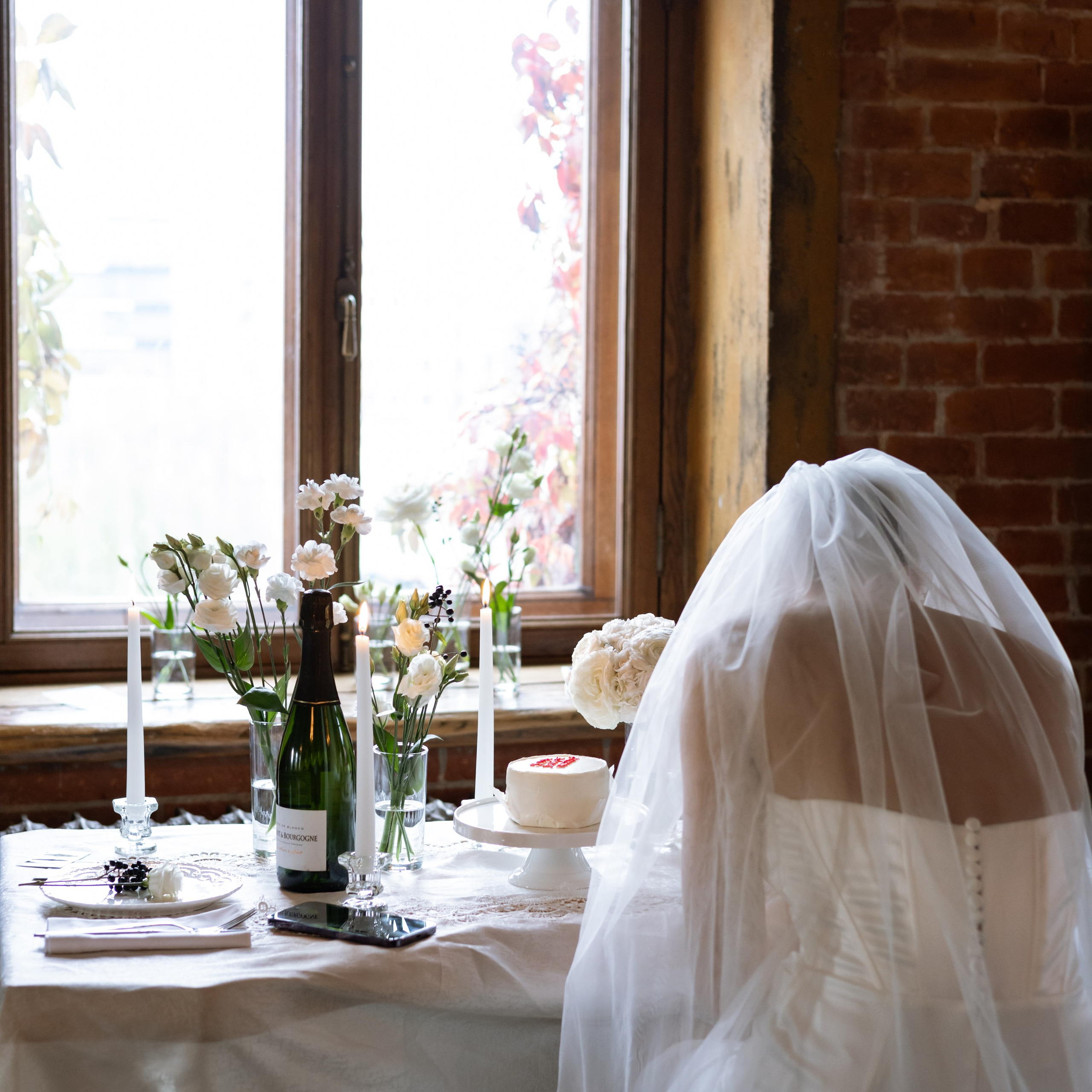 Регистрация брака в особняке Royal фотосессия лавстори в студии Москва и камерный ужин с друзьями. Свадебный фотограф Москва Москвовская область Санкт-Петербург