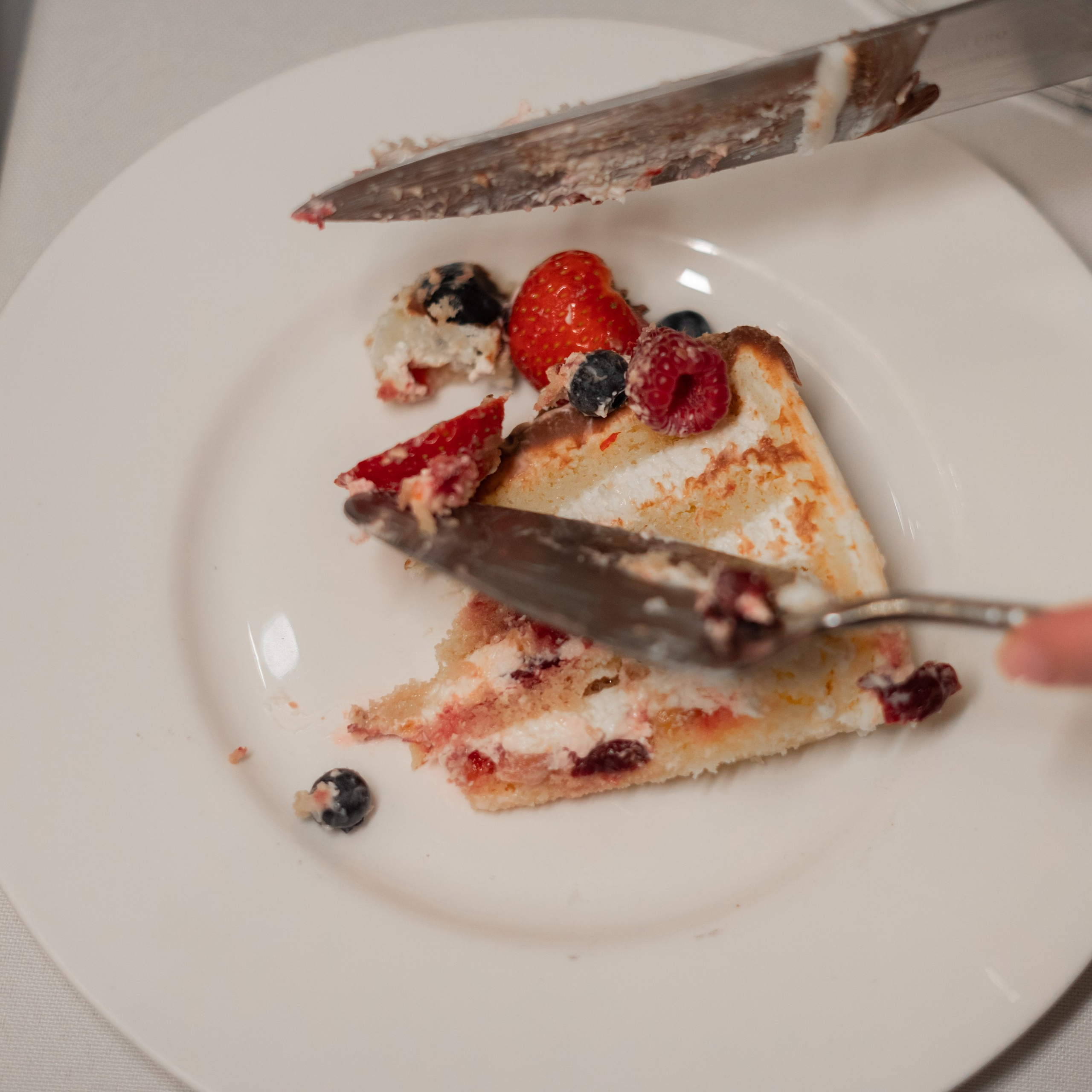 Регисрация брака в Пушкинской библиотеке и камерный свадебный ужин в кругу семьи в ресторане Ривьера. Свадебный фотограф Москва Москвовская область Санкт-Петербург