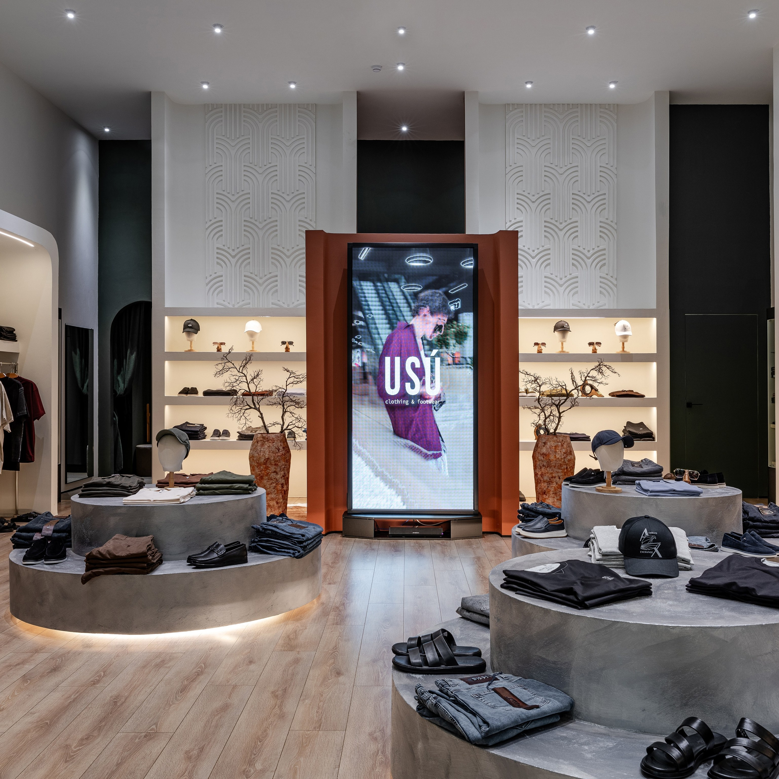 Интерьер магазина мужской одежды USU, Гагра, Абхазия