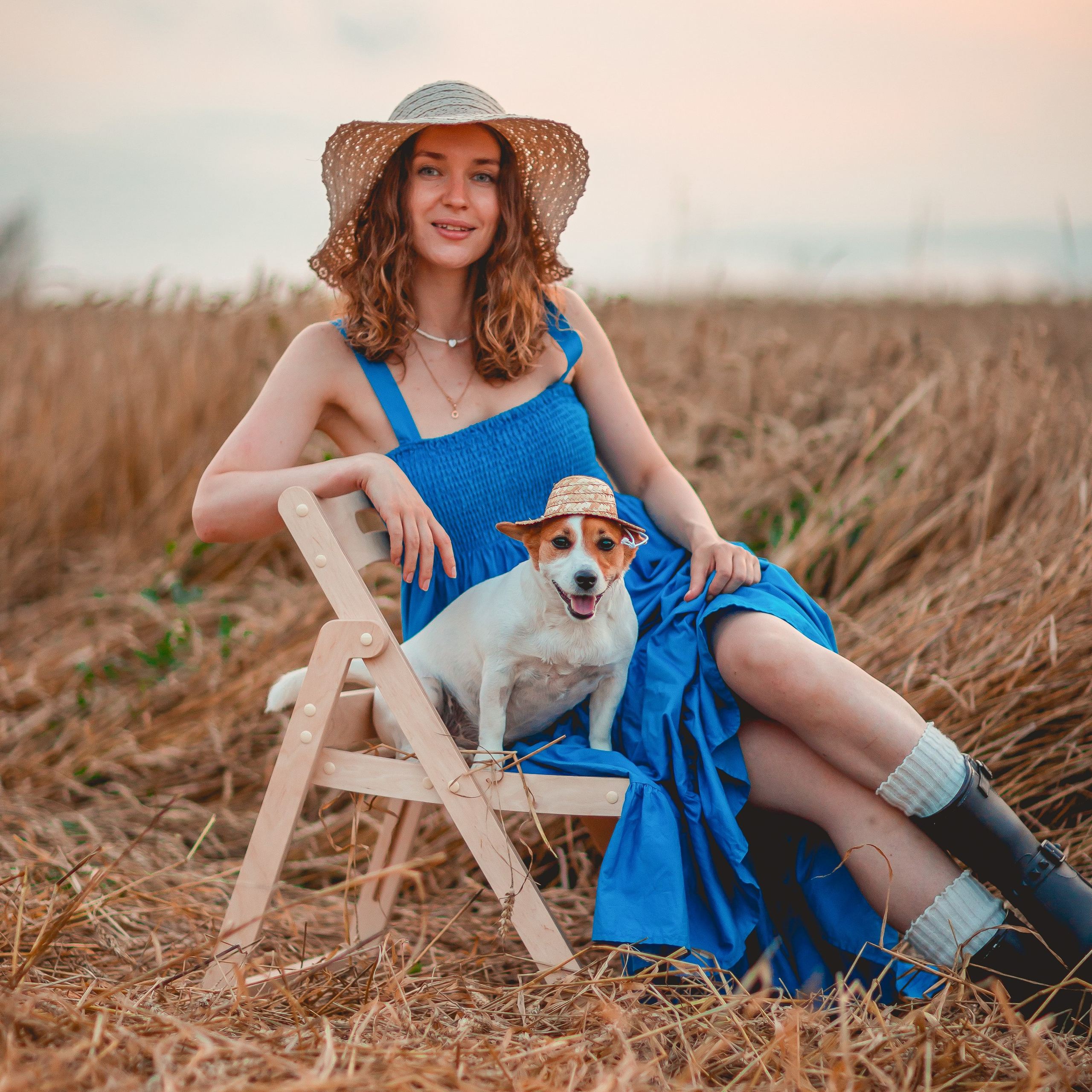 Катя и Холюша в пшеничном поле