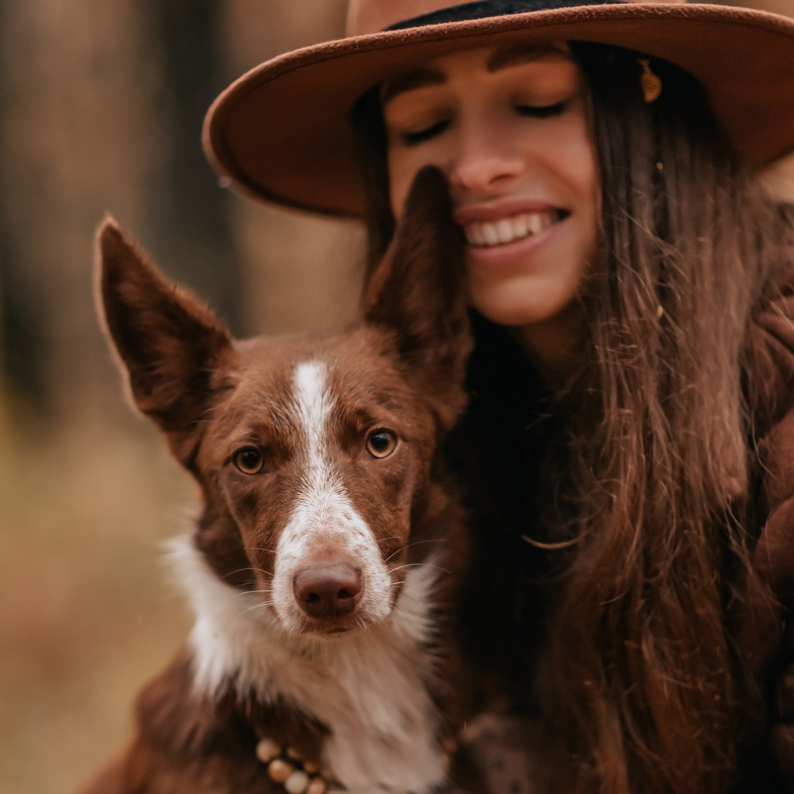 Марина и Энс в осеннем дождливом лесу