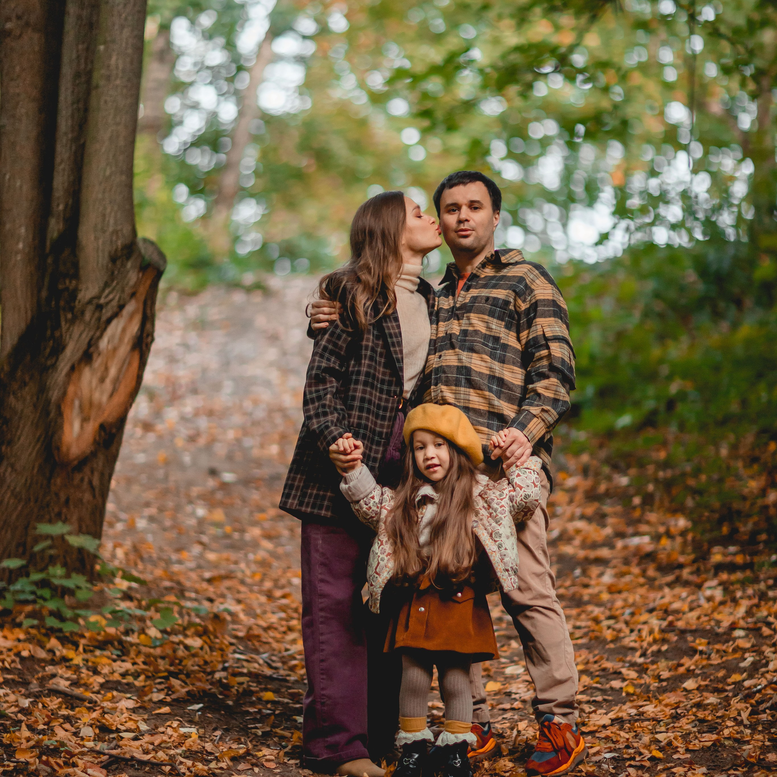 Семейство Гудисов на осенней прогулке