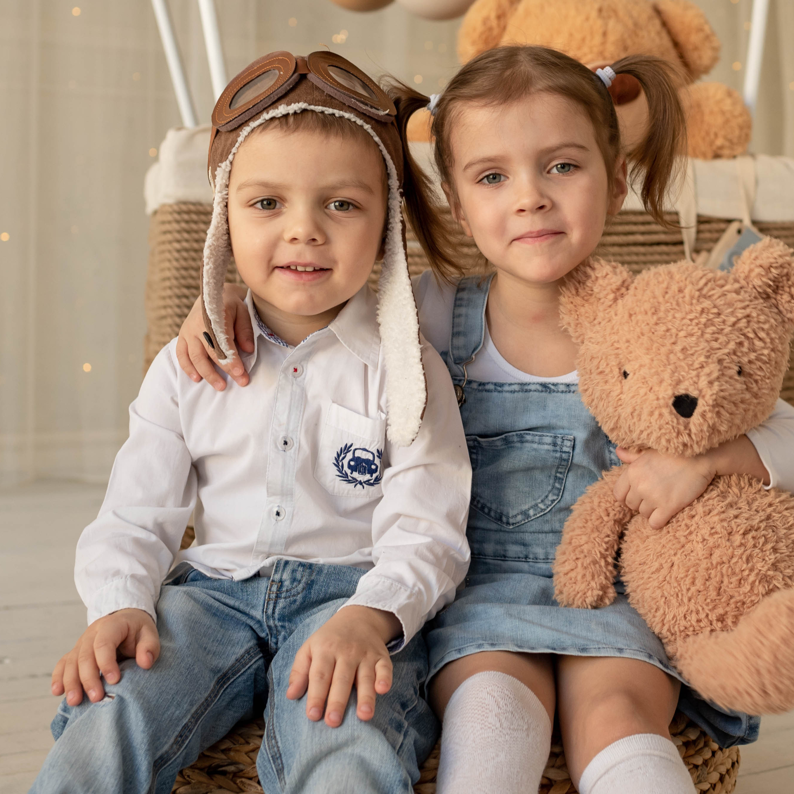 Алеша и Аня с воздушным шаром