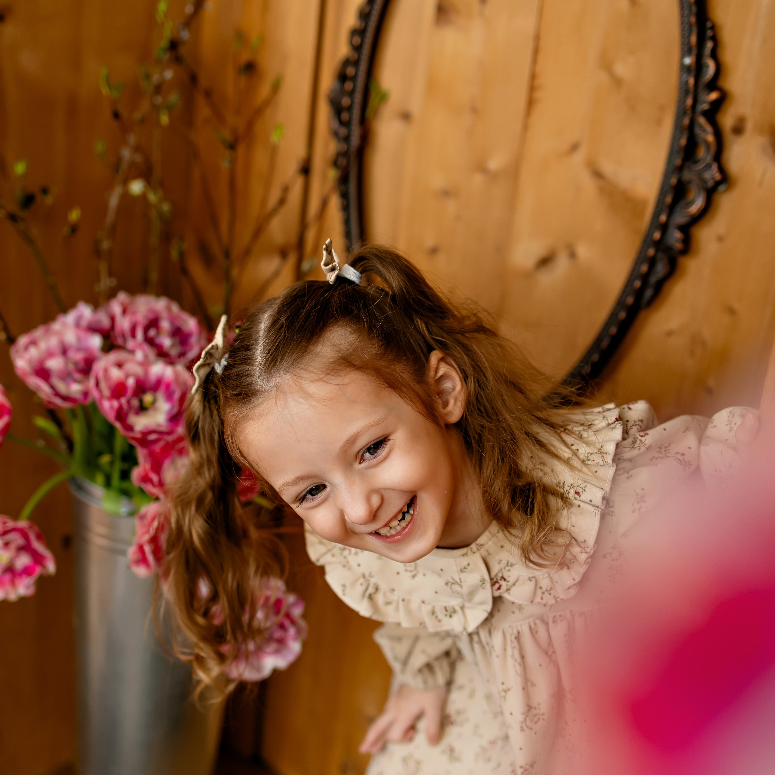 Мия с тюльпанами