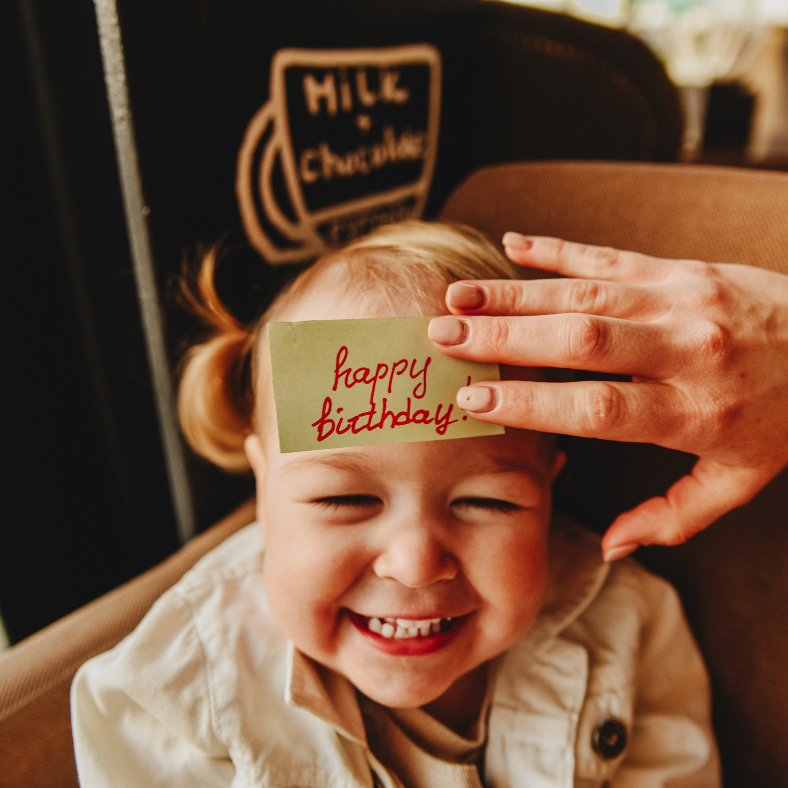 Две девчонки отмечают 2 годика)