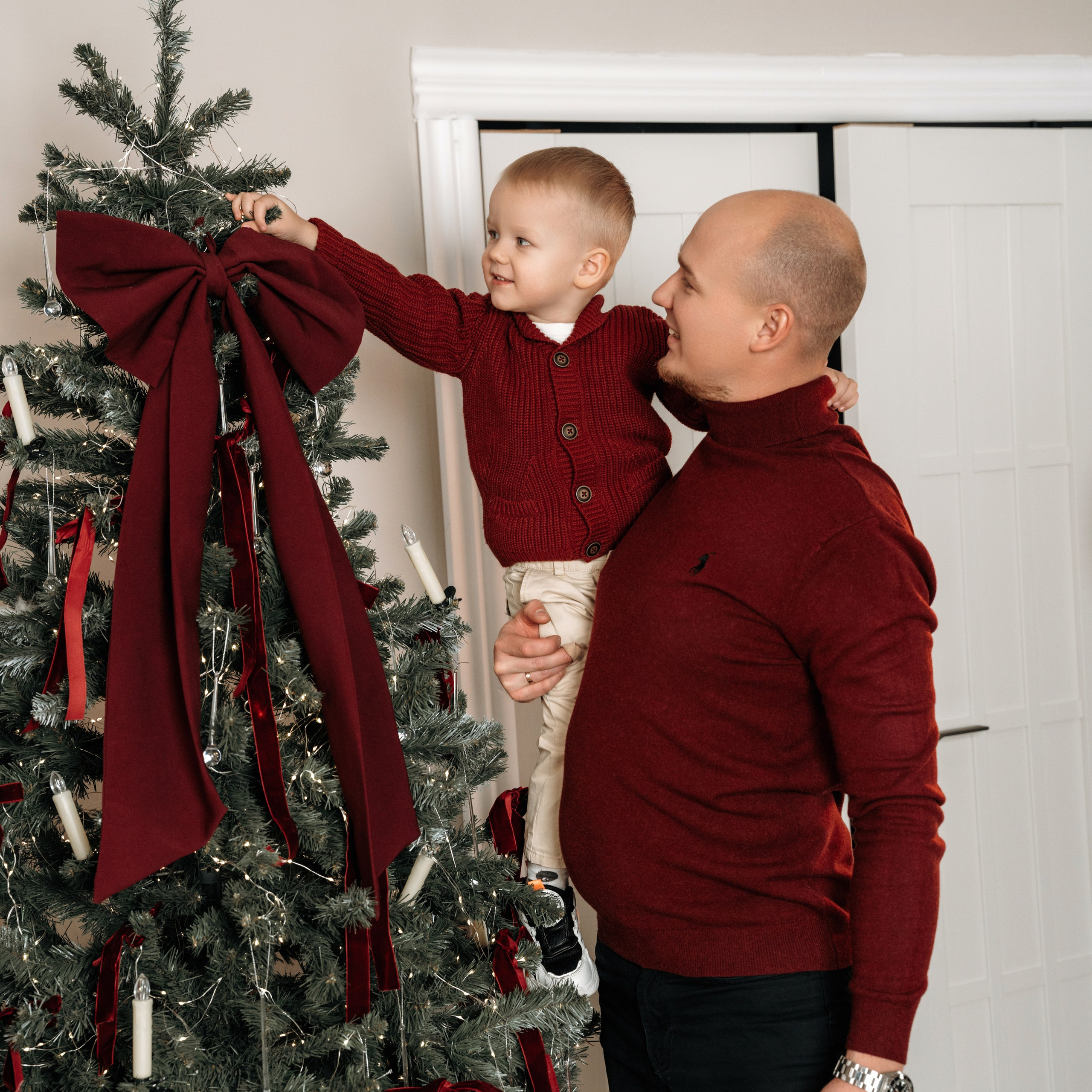 Семья в бордовом