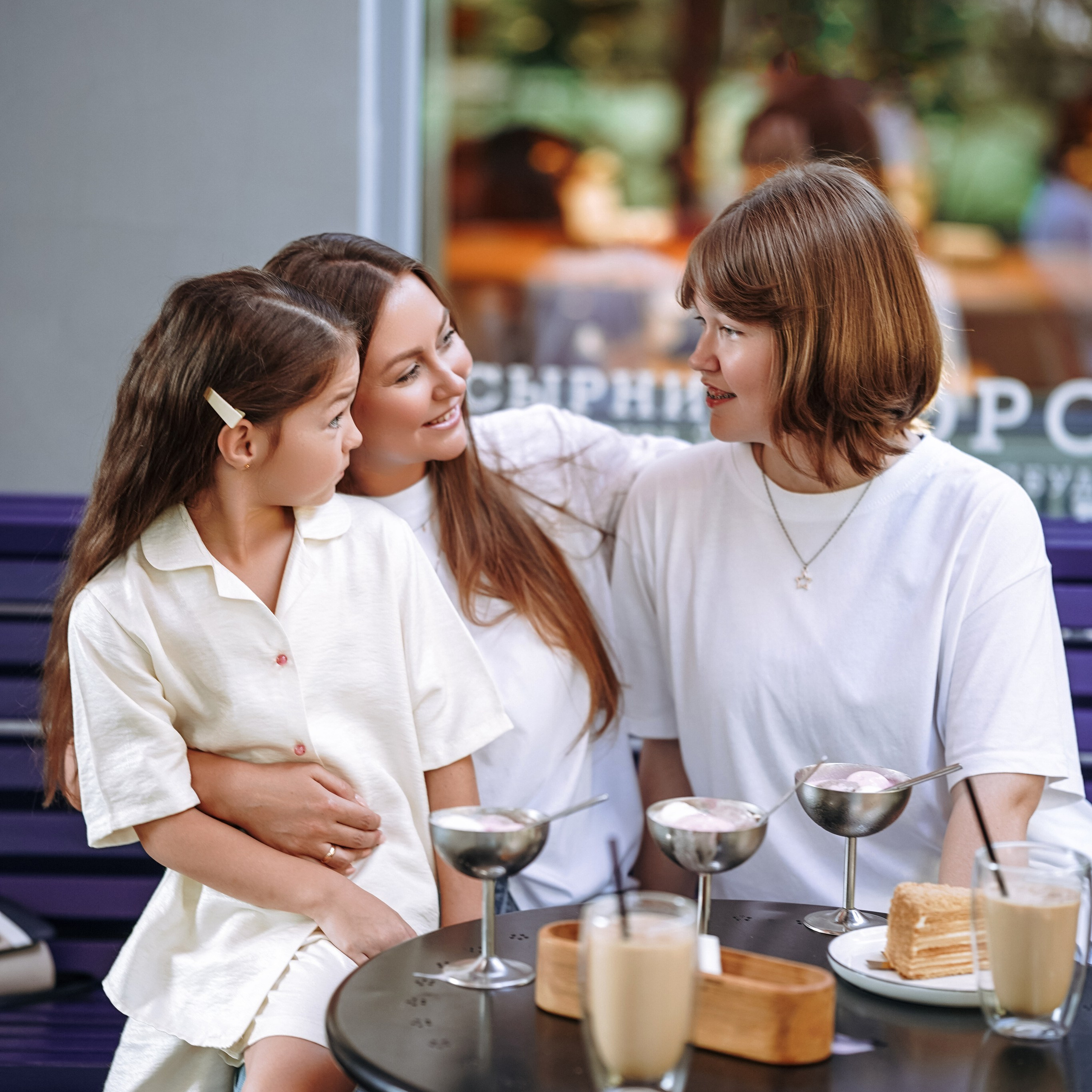 Семейная съемка в кофейне