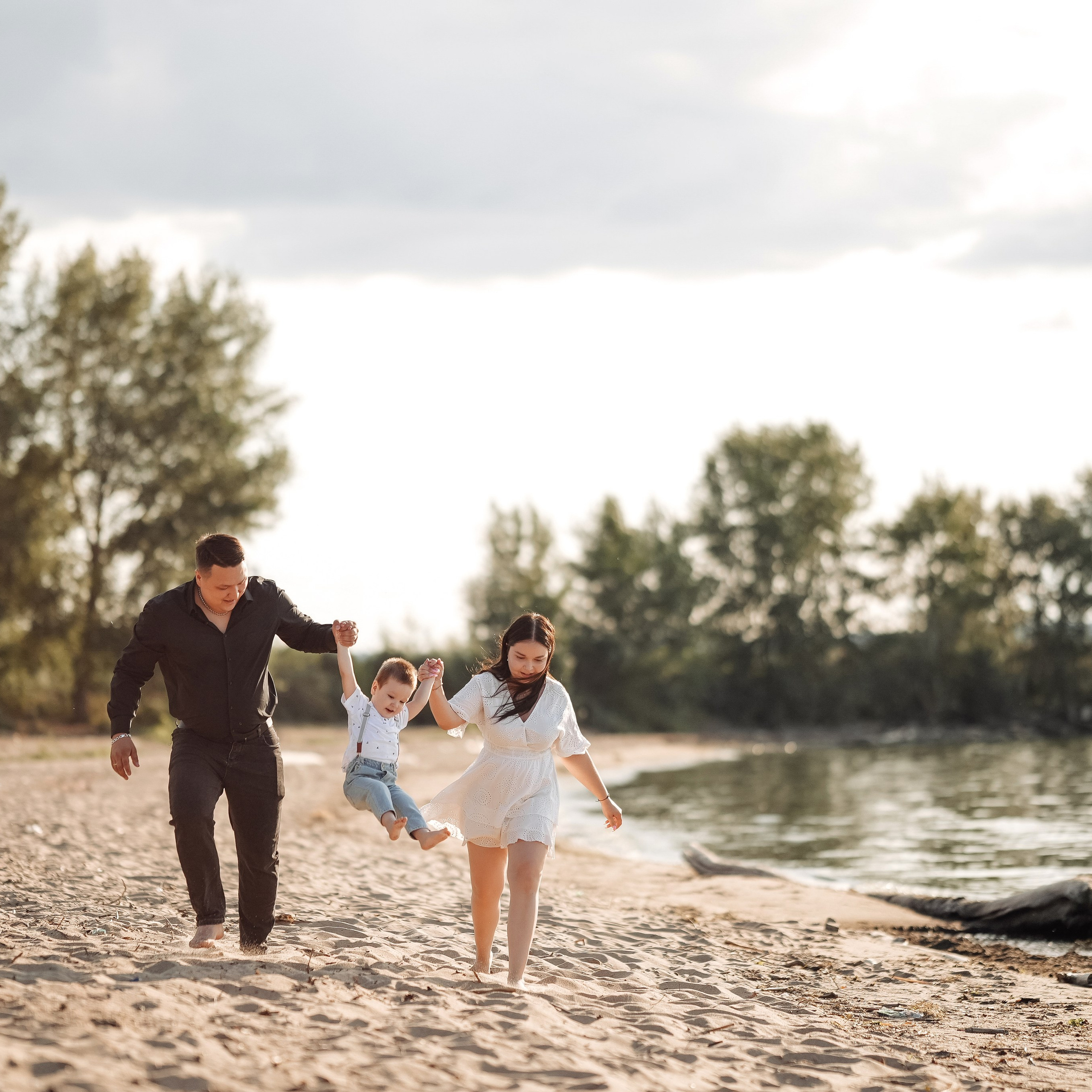 Берег Волги семья лето