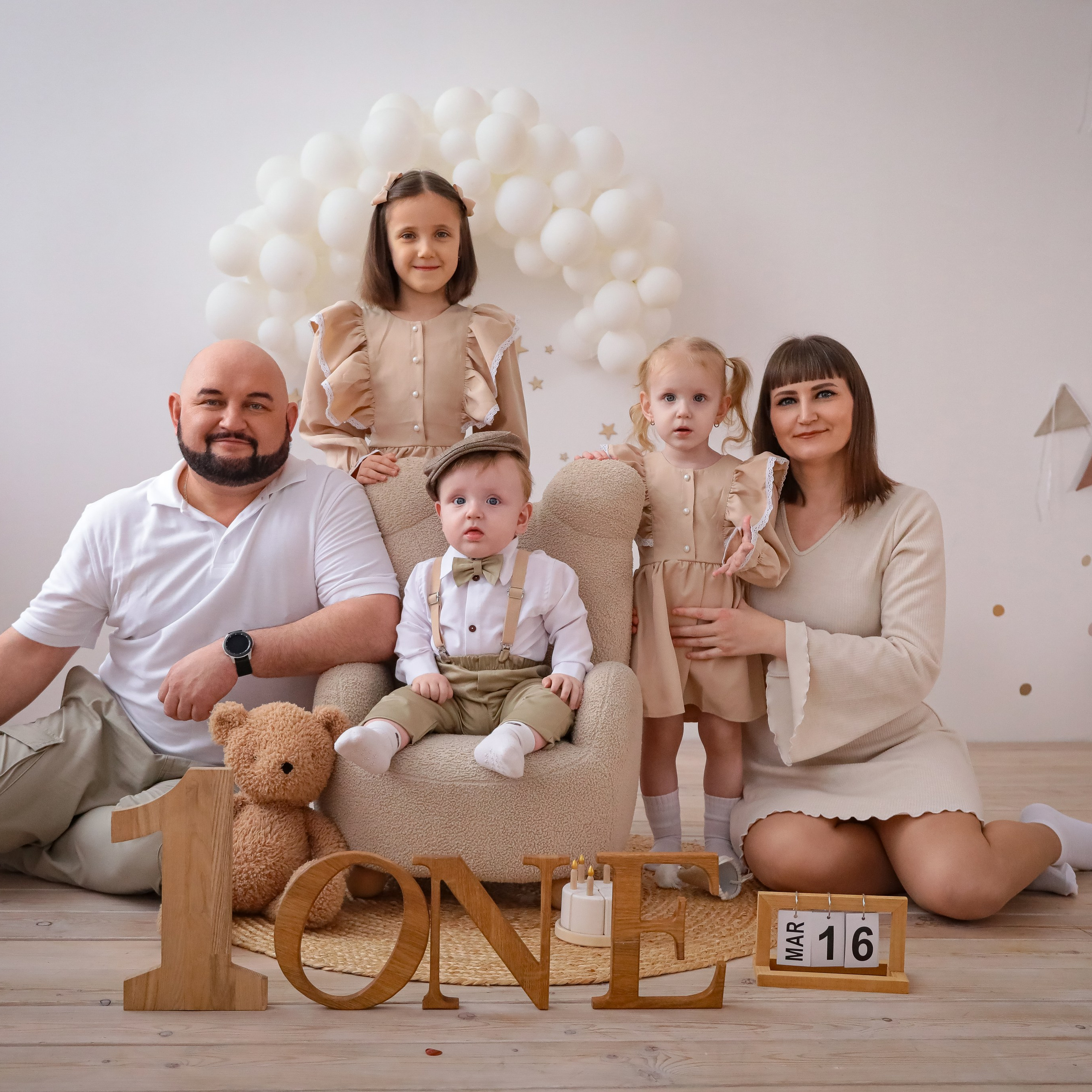 Мама, папа и трое деток