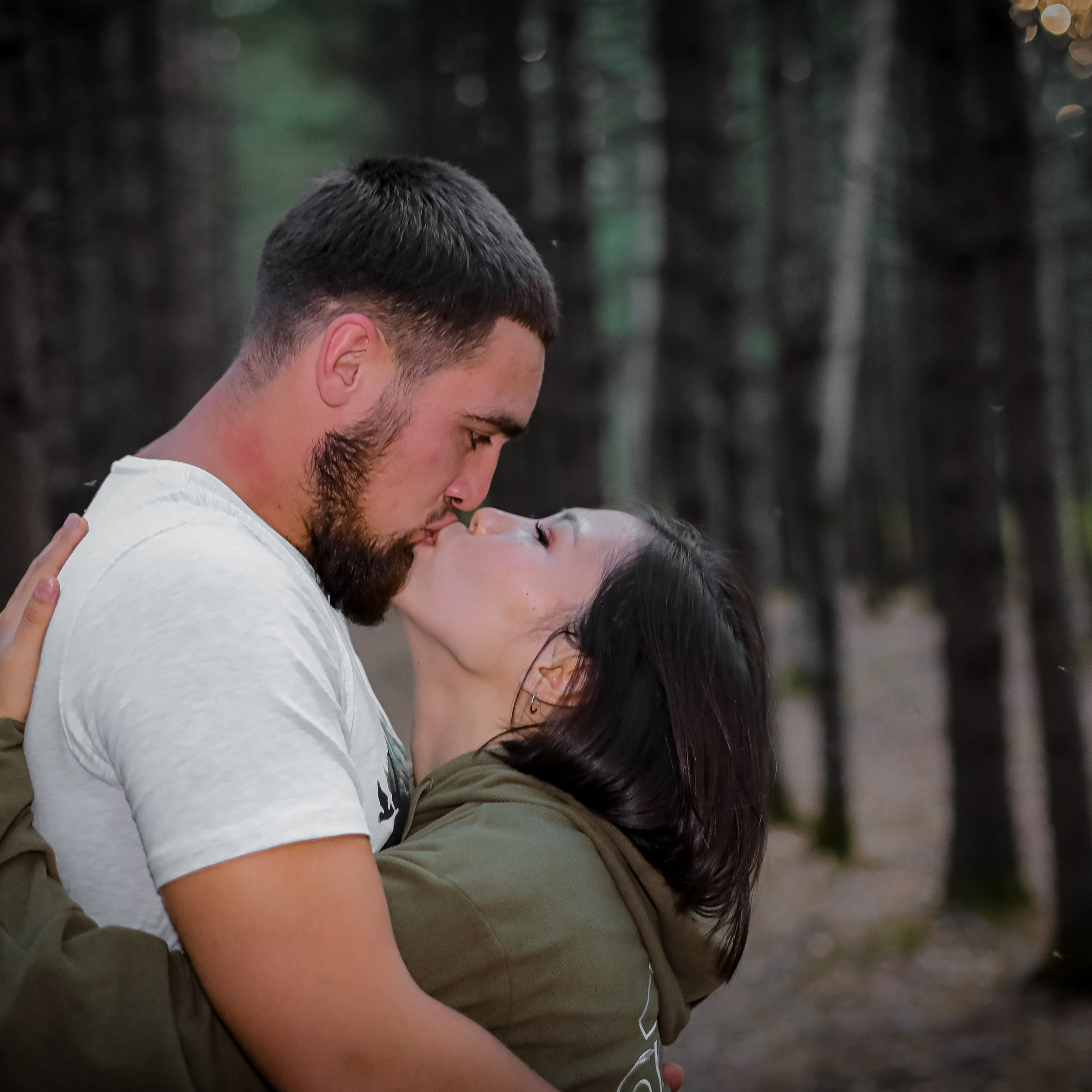 Оля и Артем в сосновом лесу