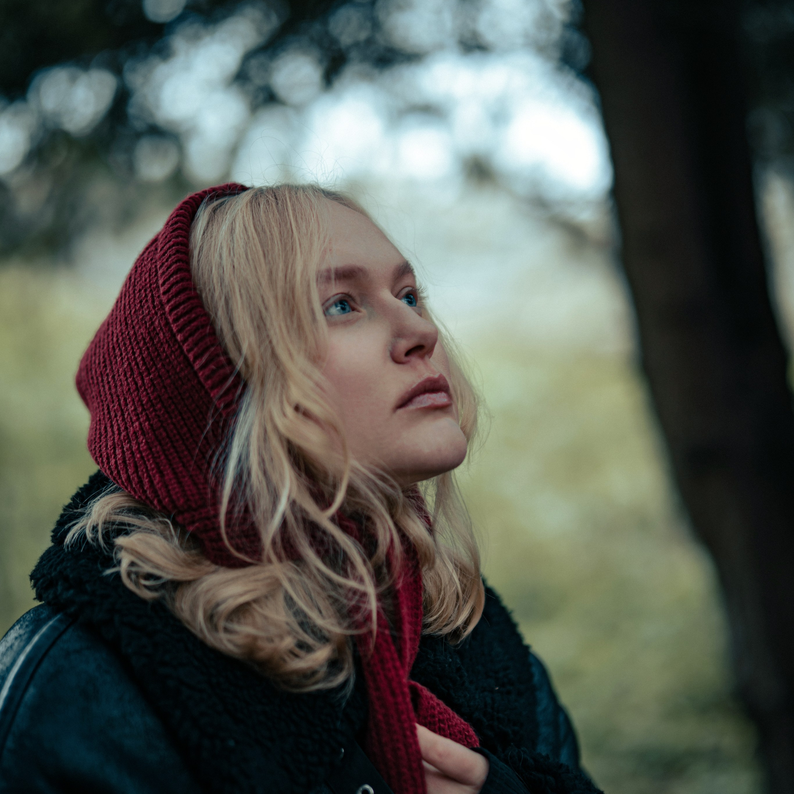 Катя в лесу