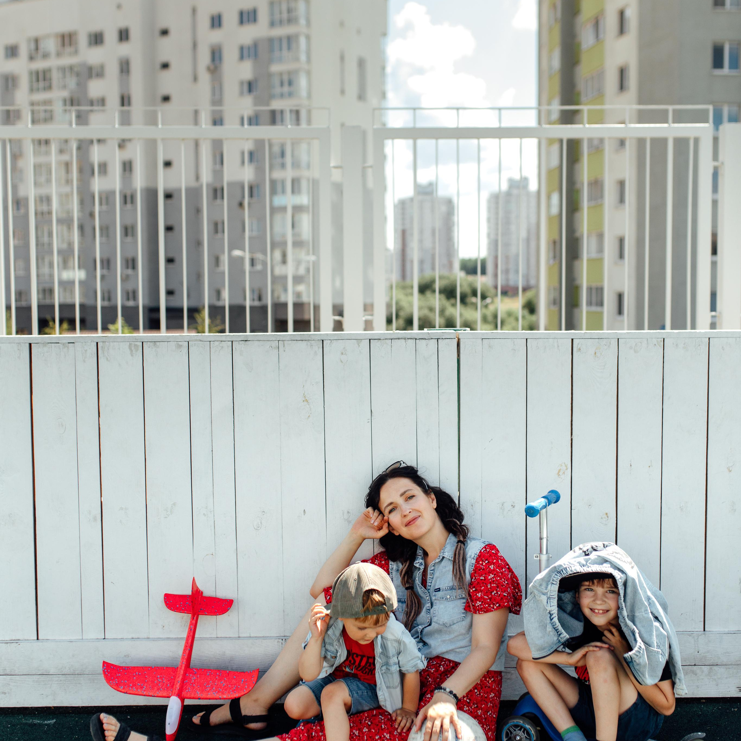 Спортивная площадка, полдень, июнь 2023