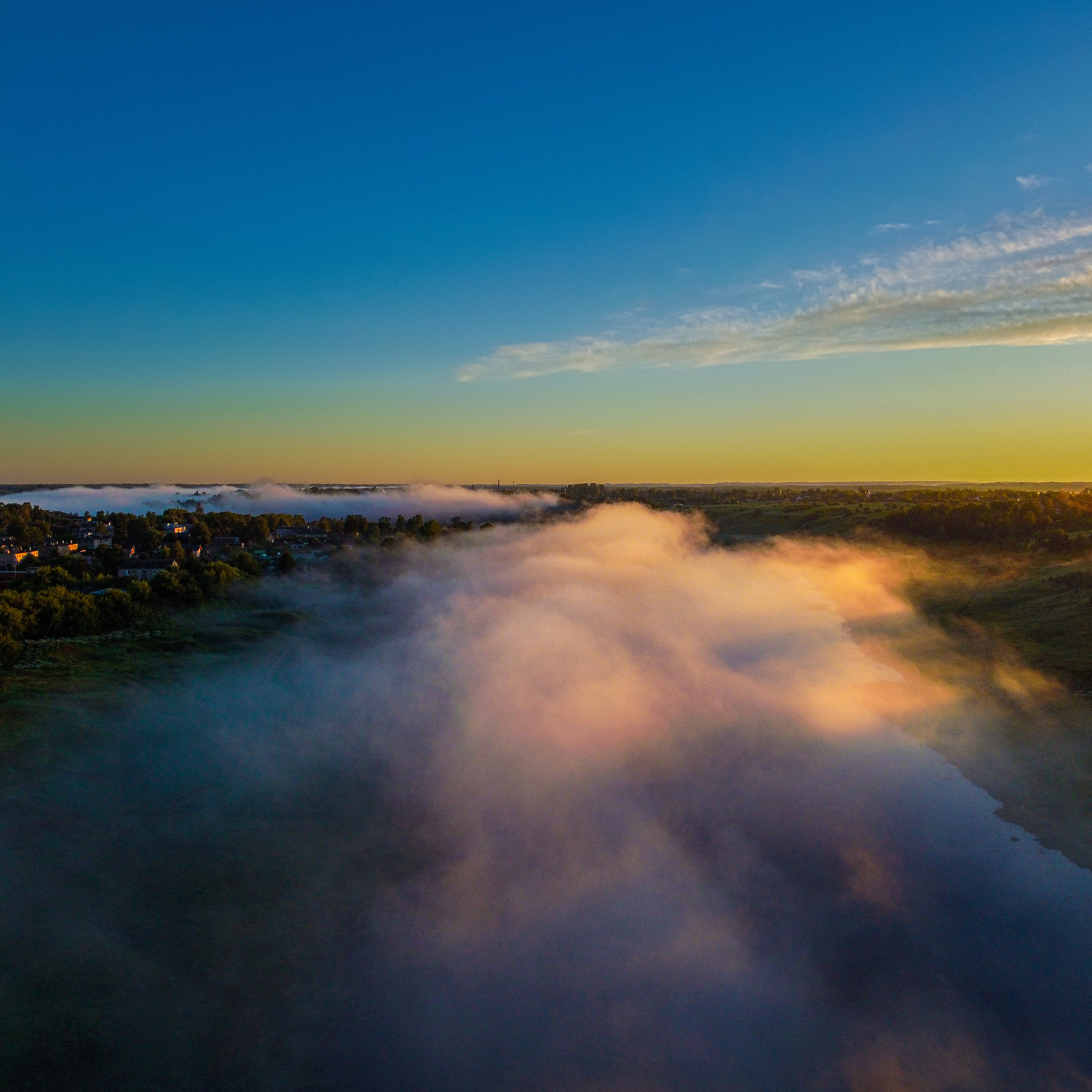 Тихий туманный рассвет c дрона