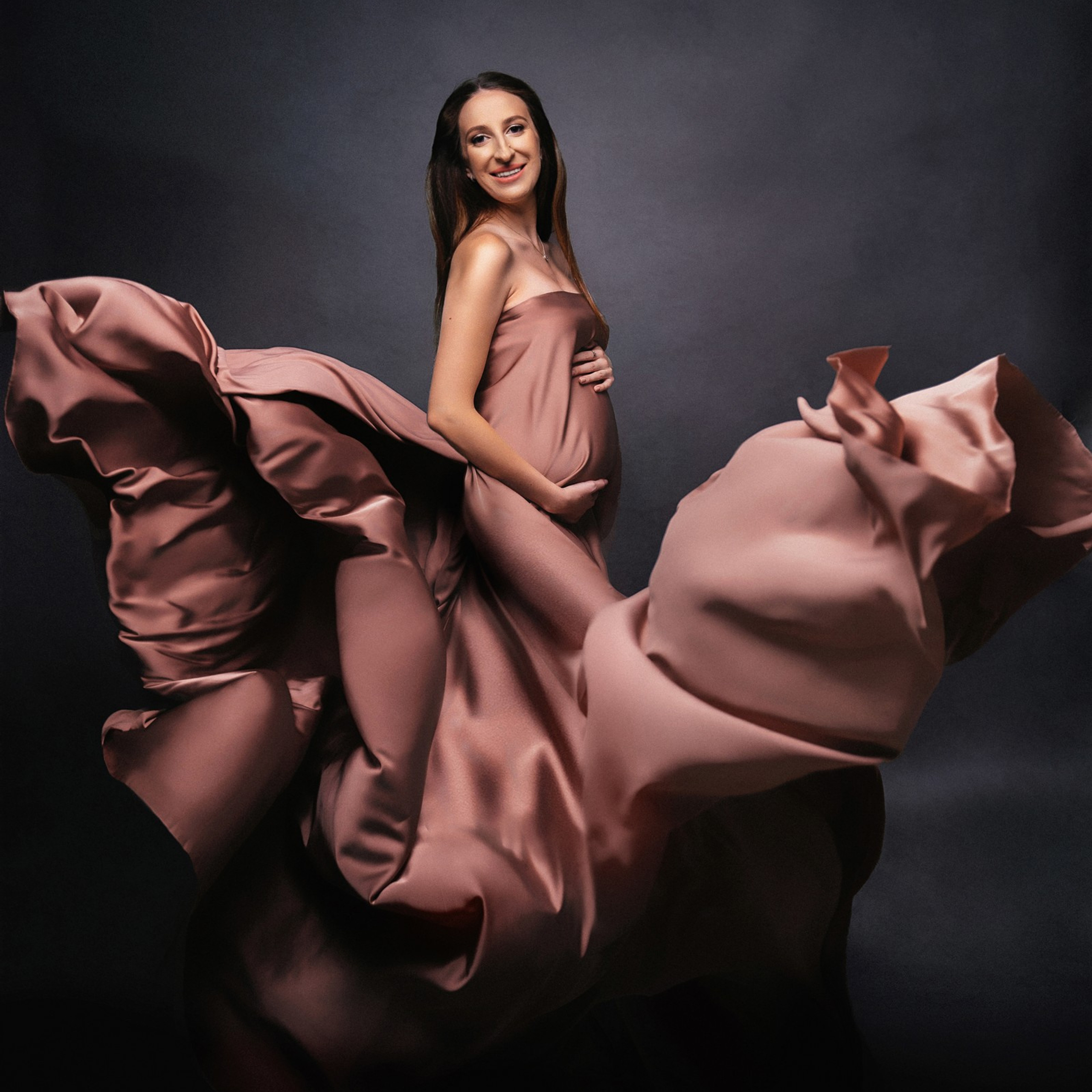 Фотосессия беременных в студии в ткани