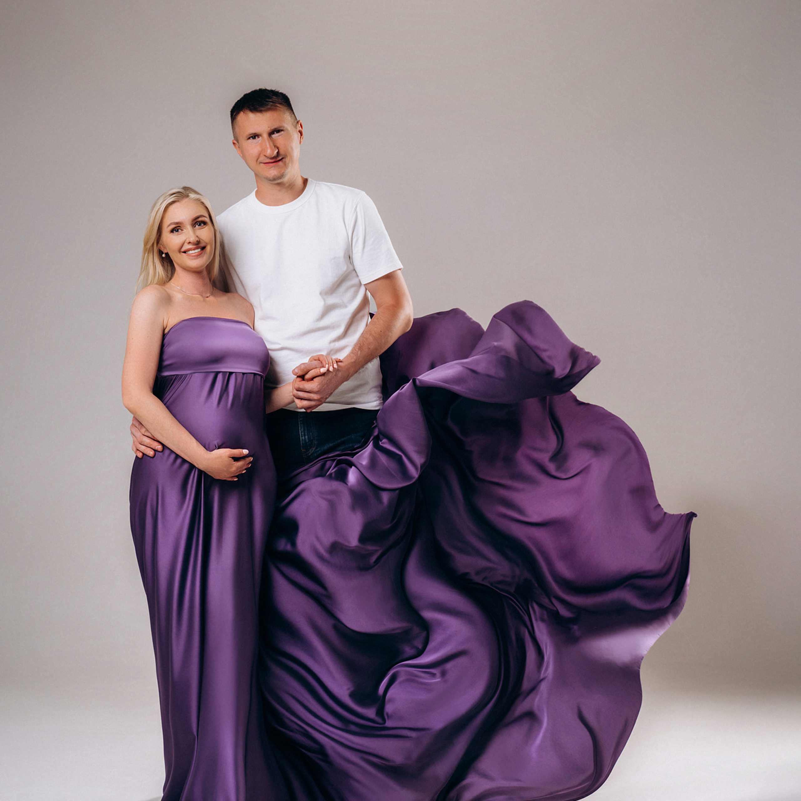 Фотосессия в летящей ткани с мужем