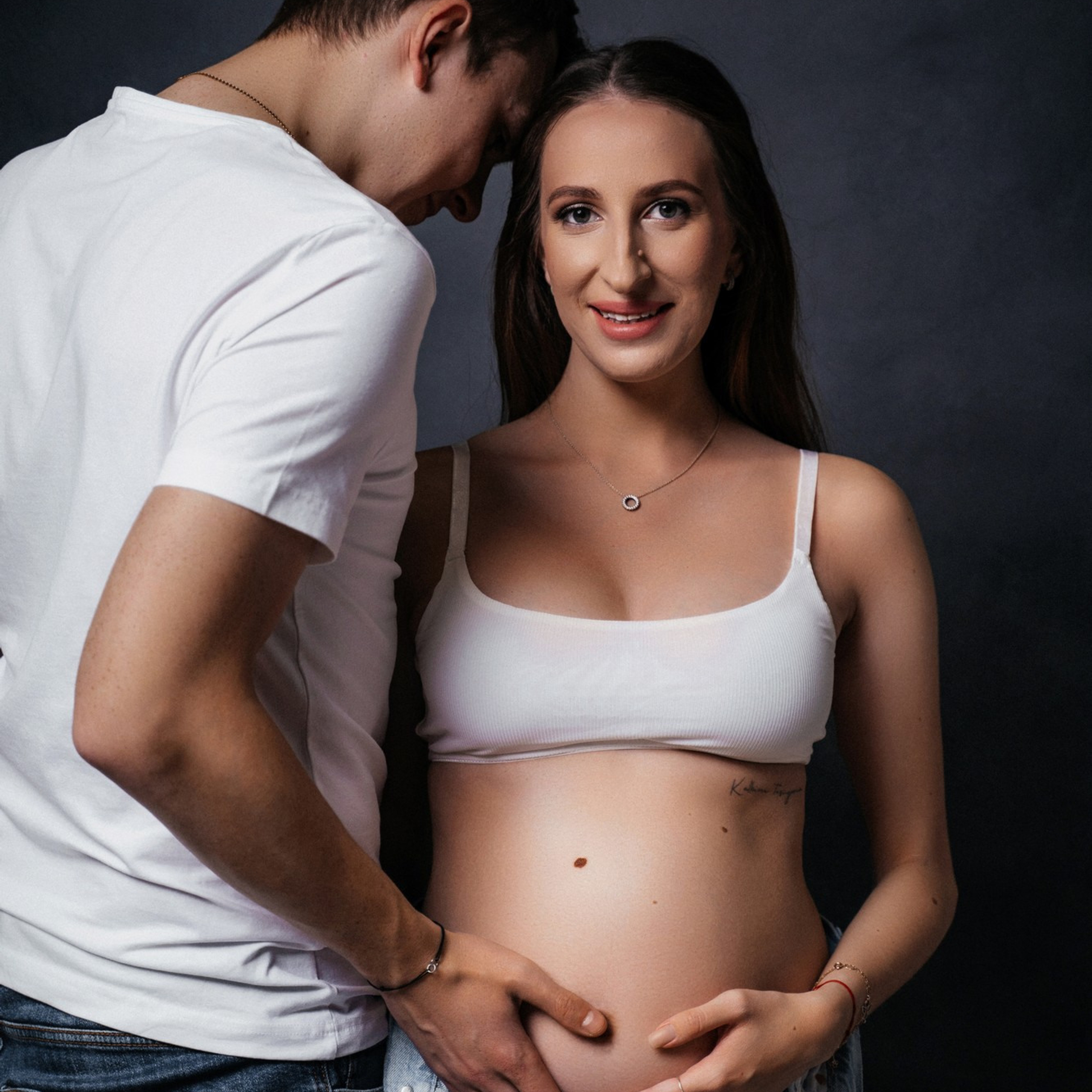 Фотосессия беременных с мужем в студии