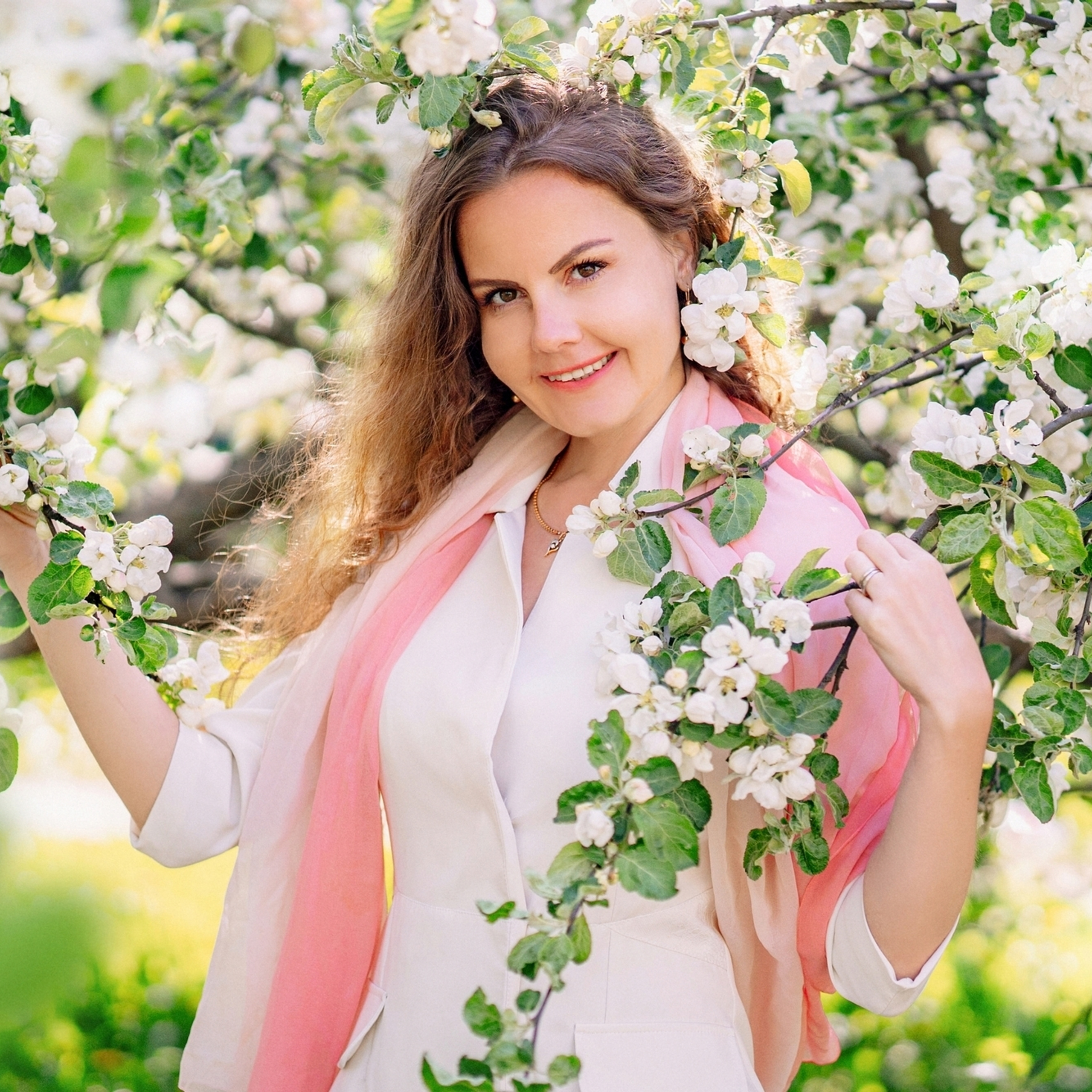 В цветущем саду — Анна