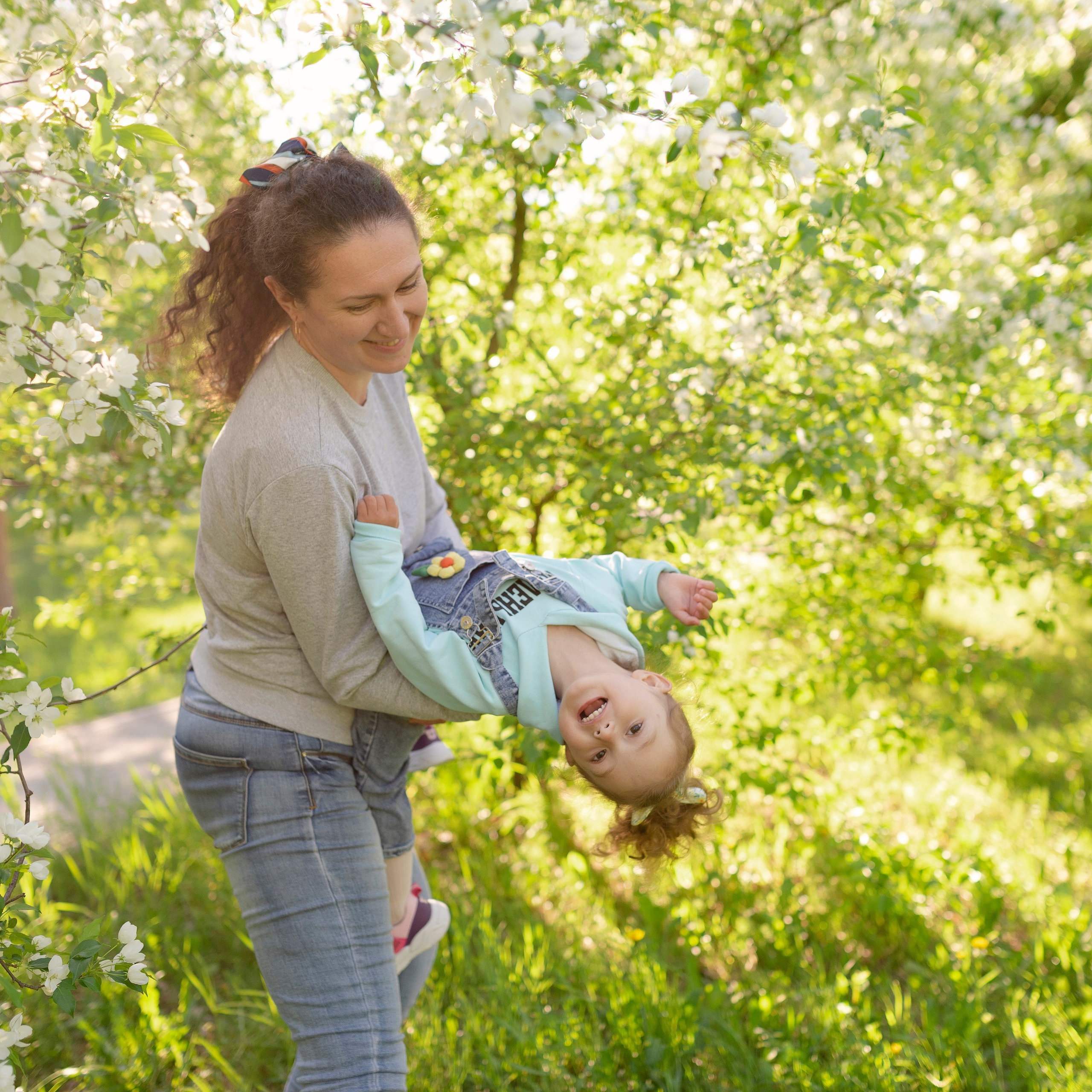 Аня и Саша в яблонях
