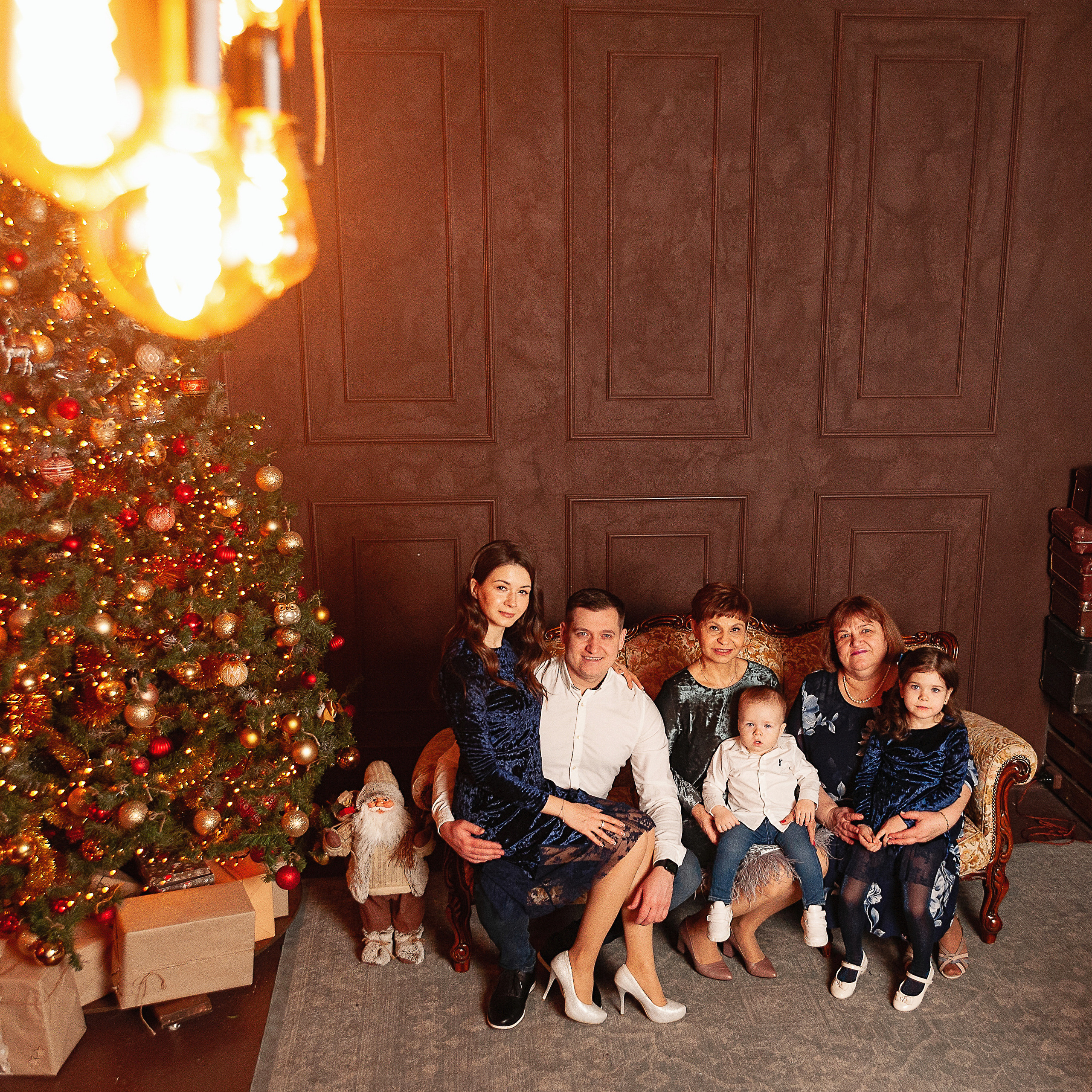 Семейная фотосессия в студии Питер г. Сургут