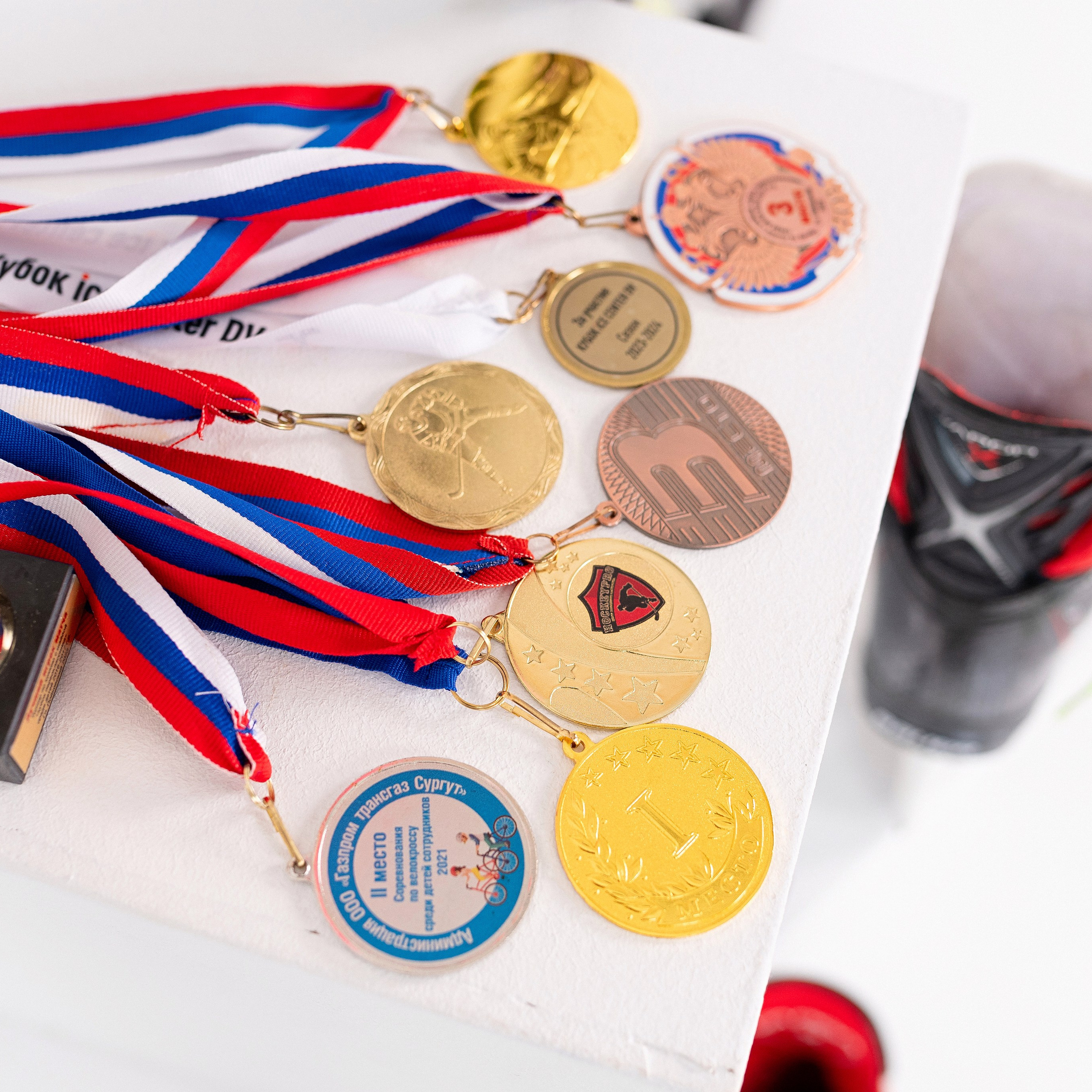 Съёмка для дополнительных разворотов. Увлечения ребёнка: Хоккеист.