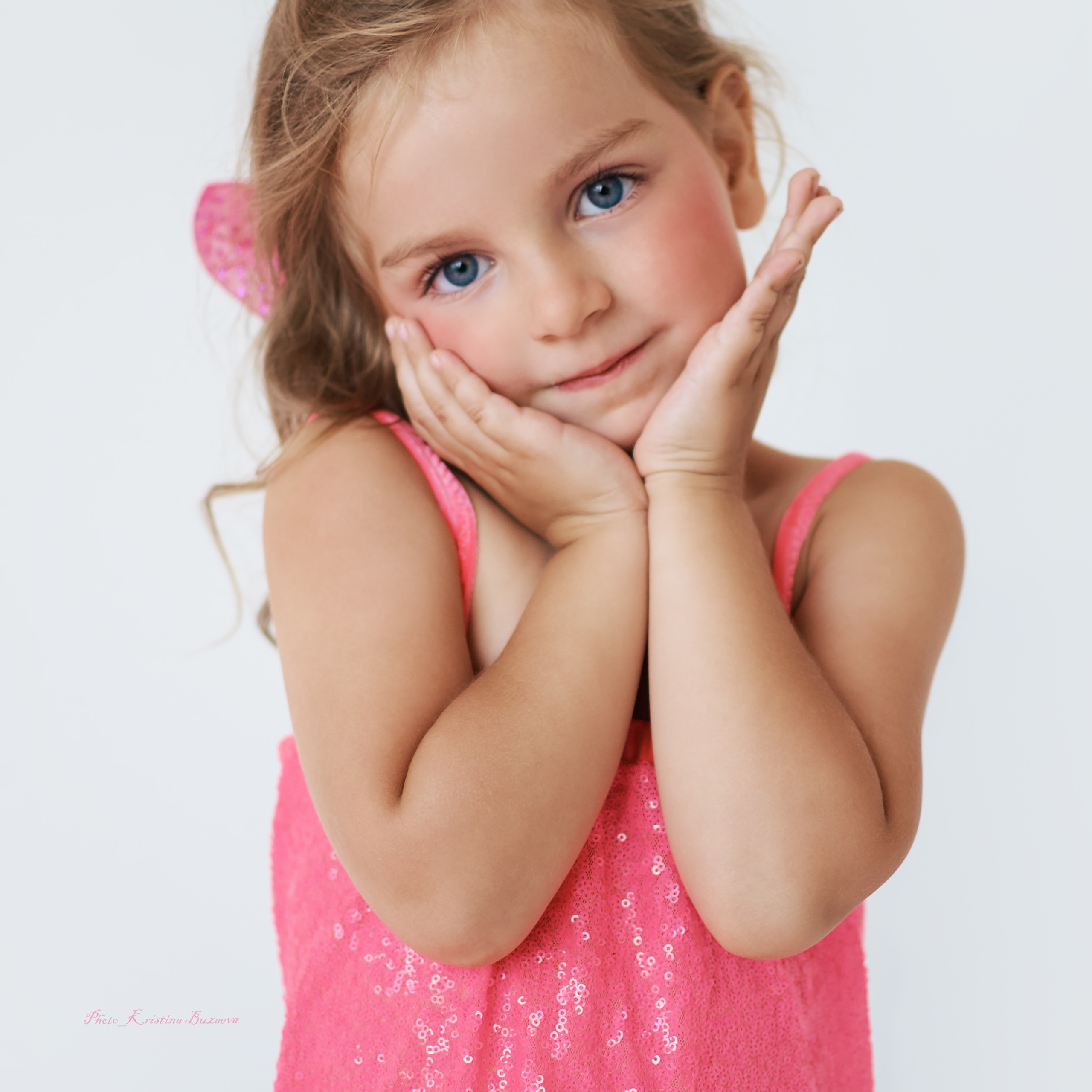 Мила в роли снежной Эльзы