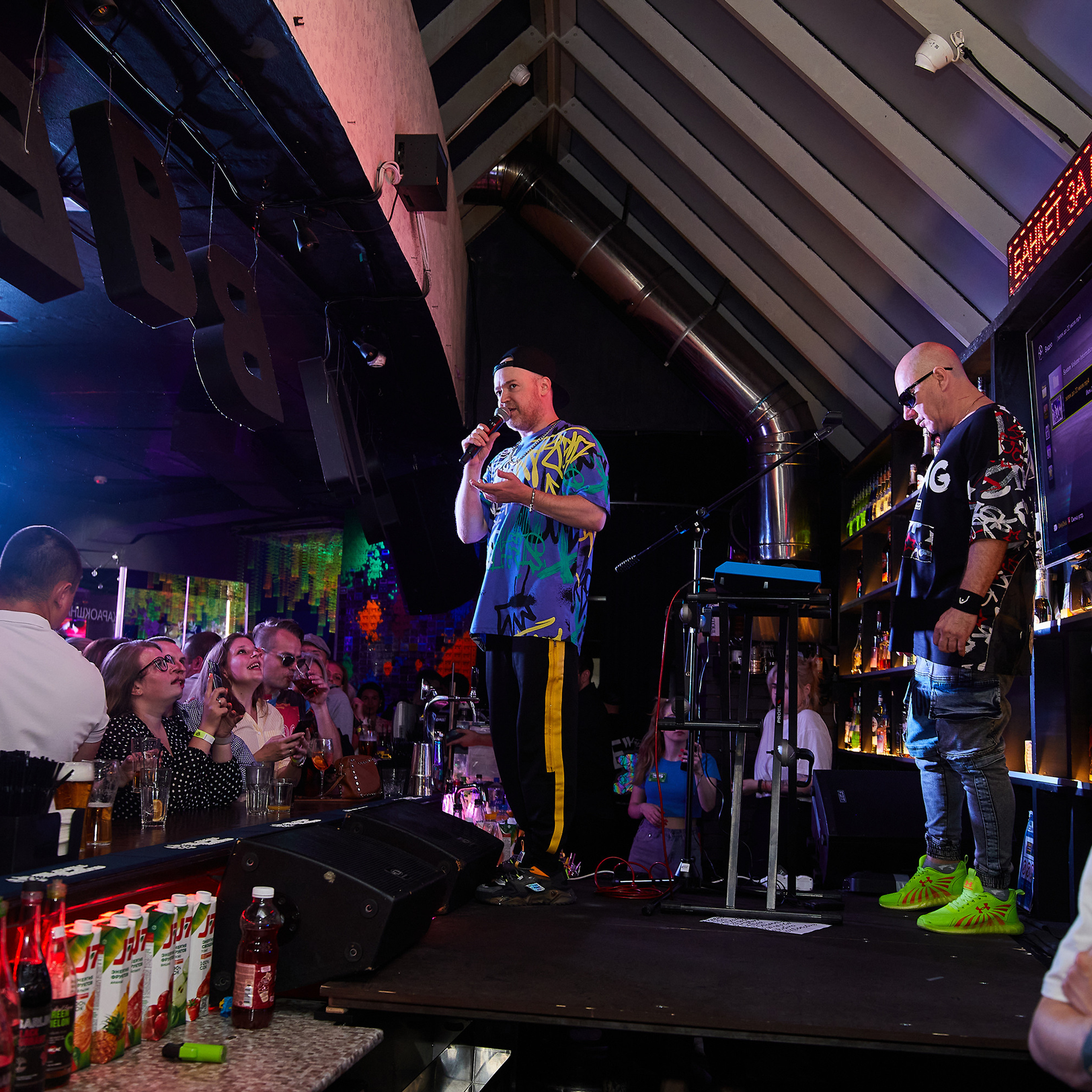 Выступление группы Фактор 2 в баре «Руки вверх»