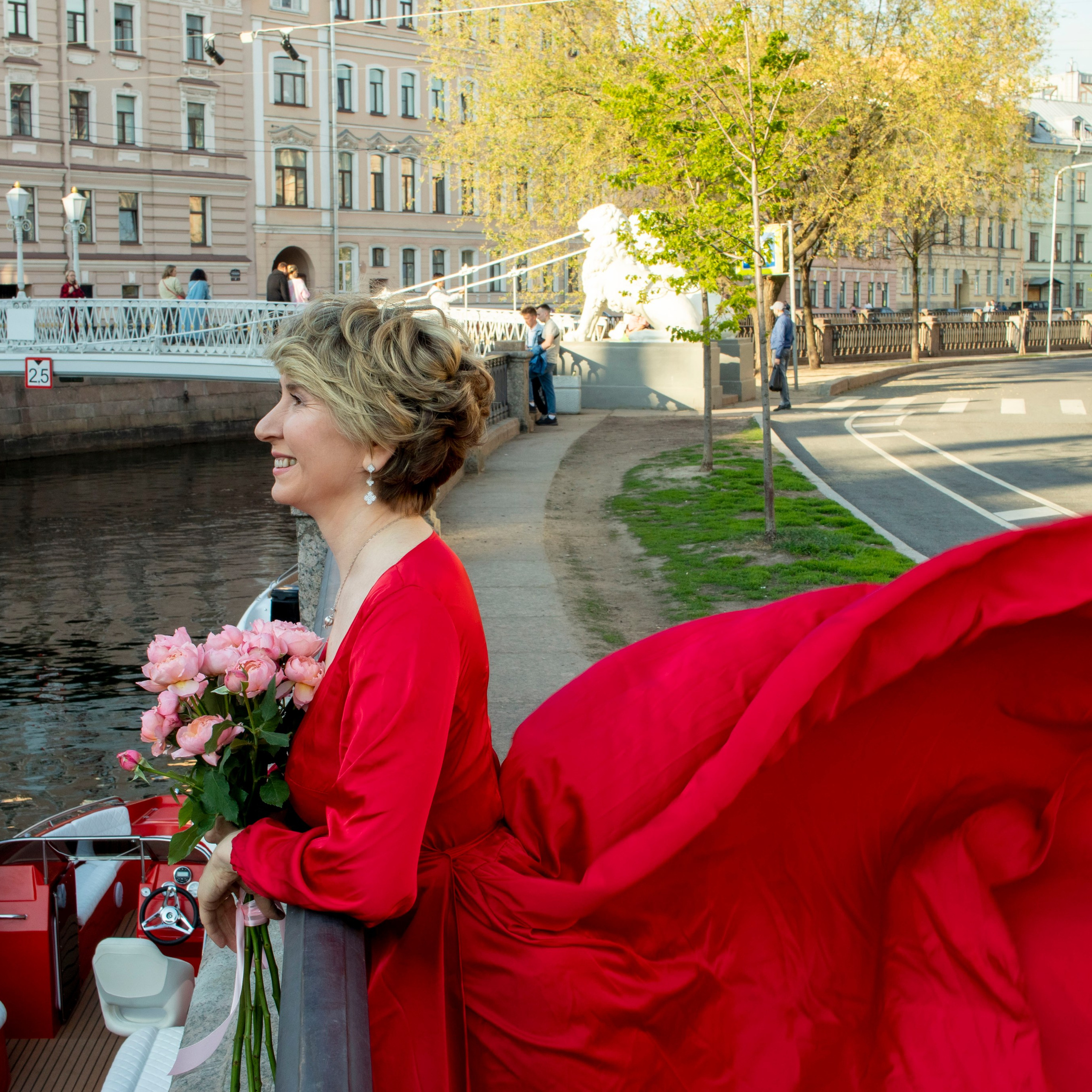 Контент-съемка с цветами, канал Грибоедова