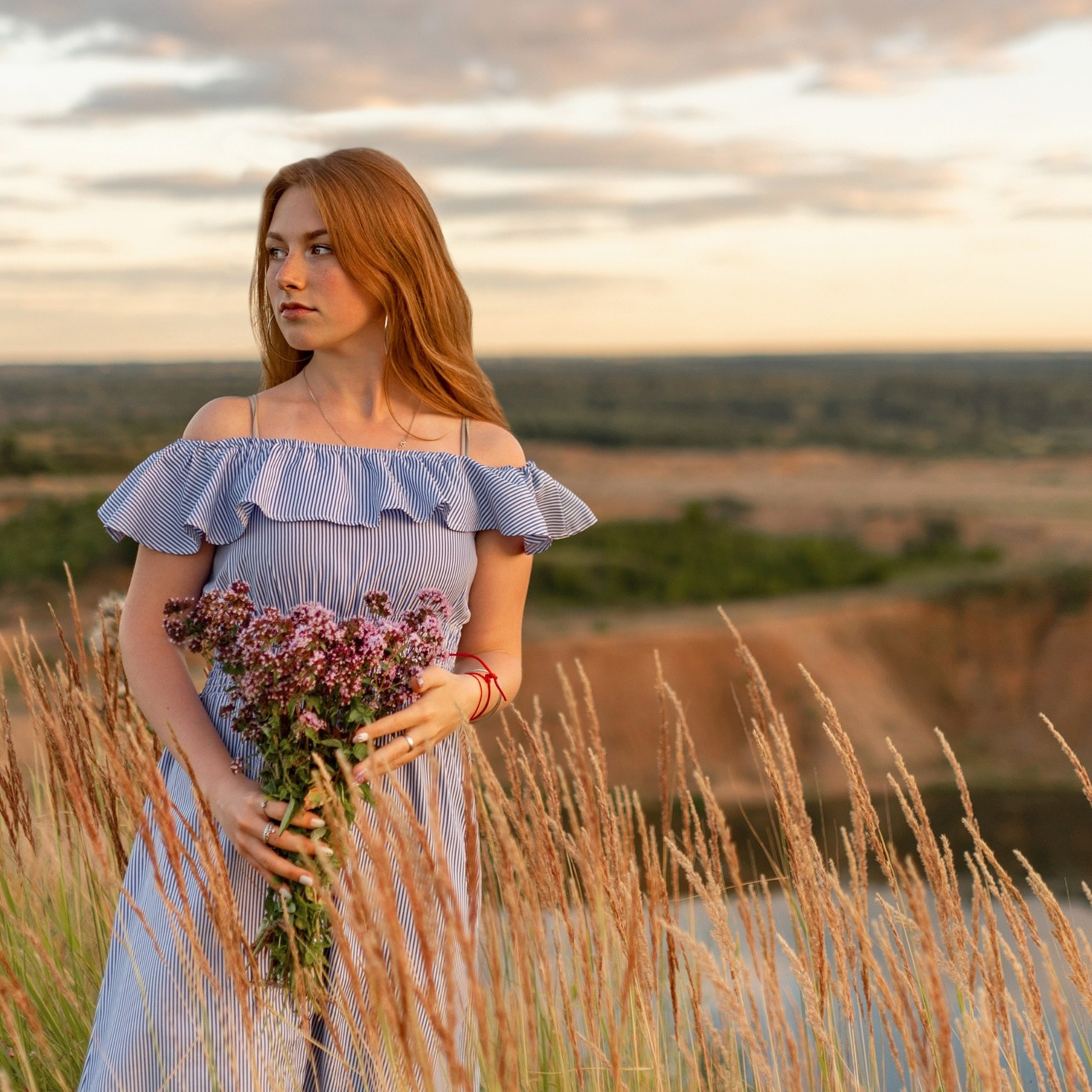 Даша на песчаном озере