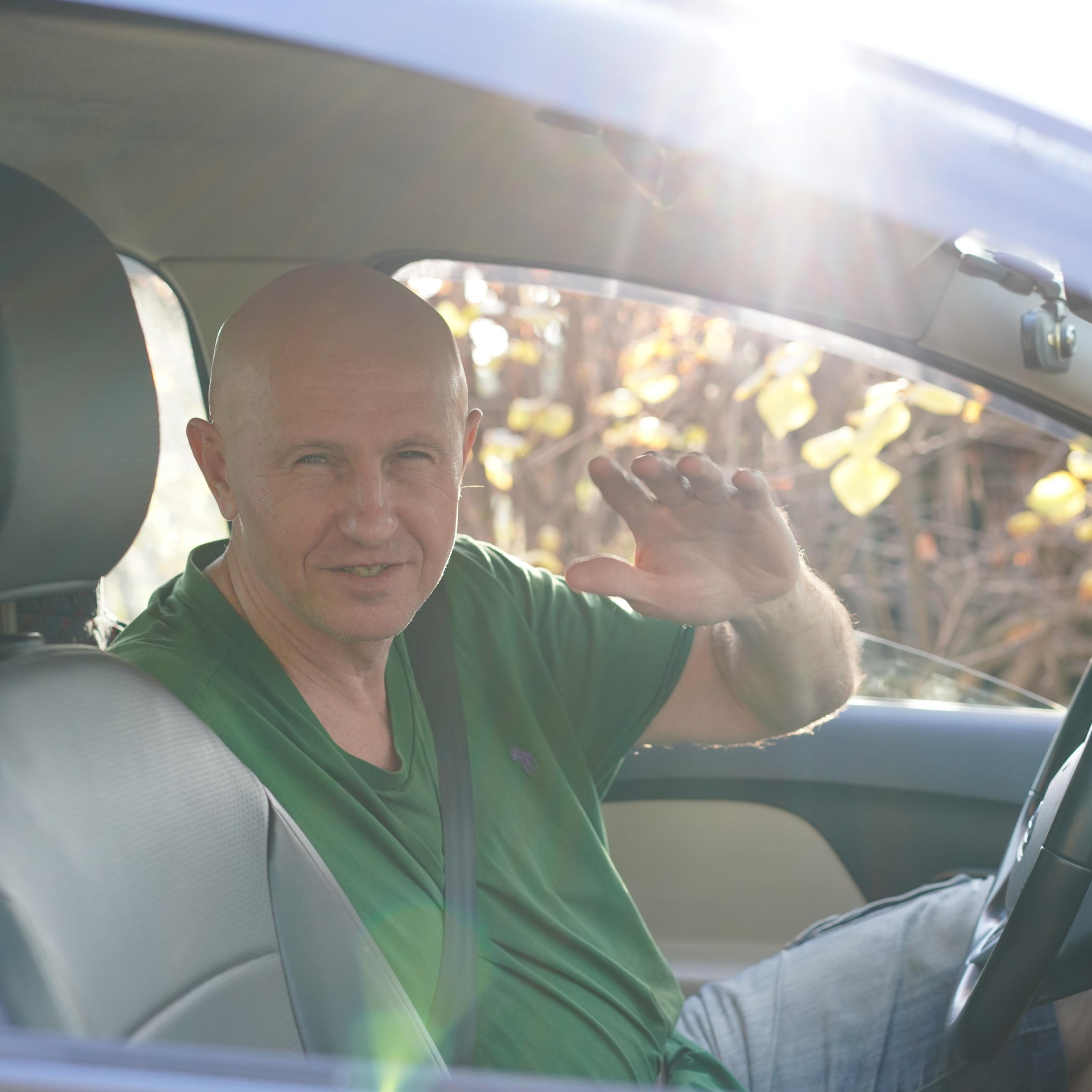 на фото  - пример портретной сьемки. Мужчина за рулем. Фотограф в Хабаровске - Татьяна Трубникова