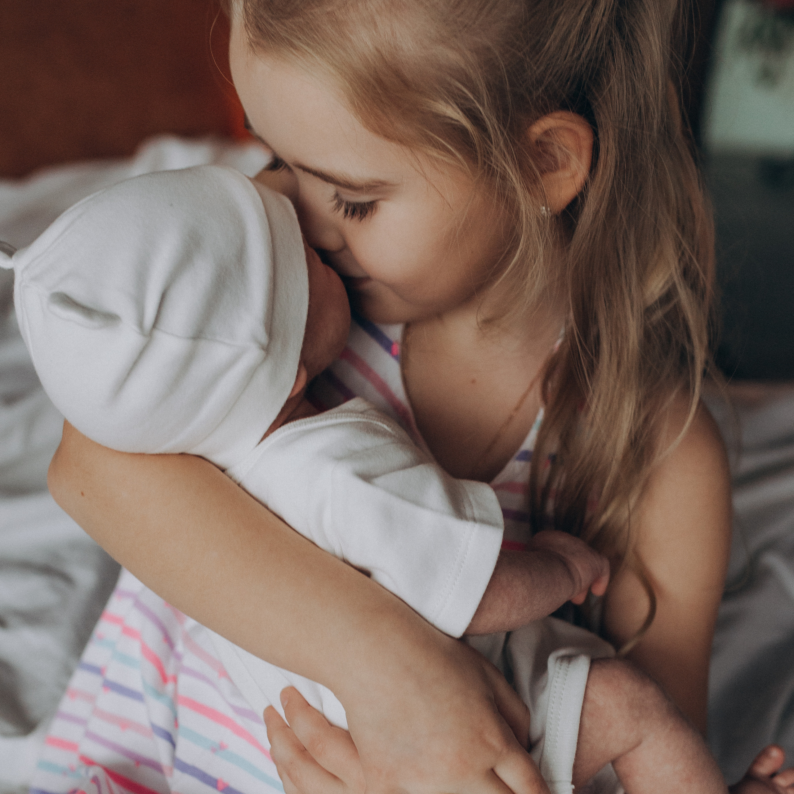 Про сладкого малыша и его старшую сестру. Фотограф Катя Курк семейная lifestyle фотография