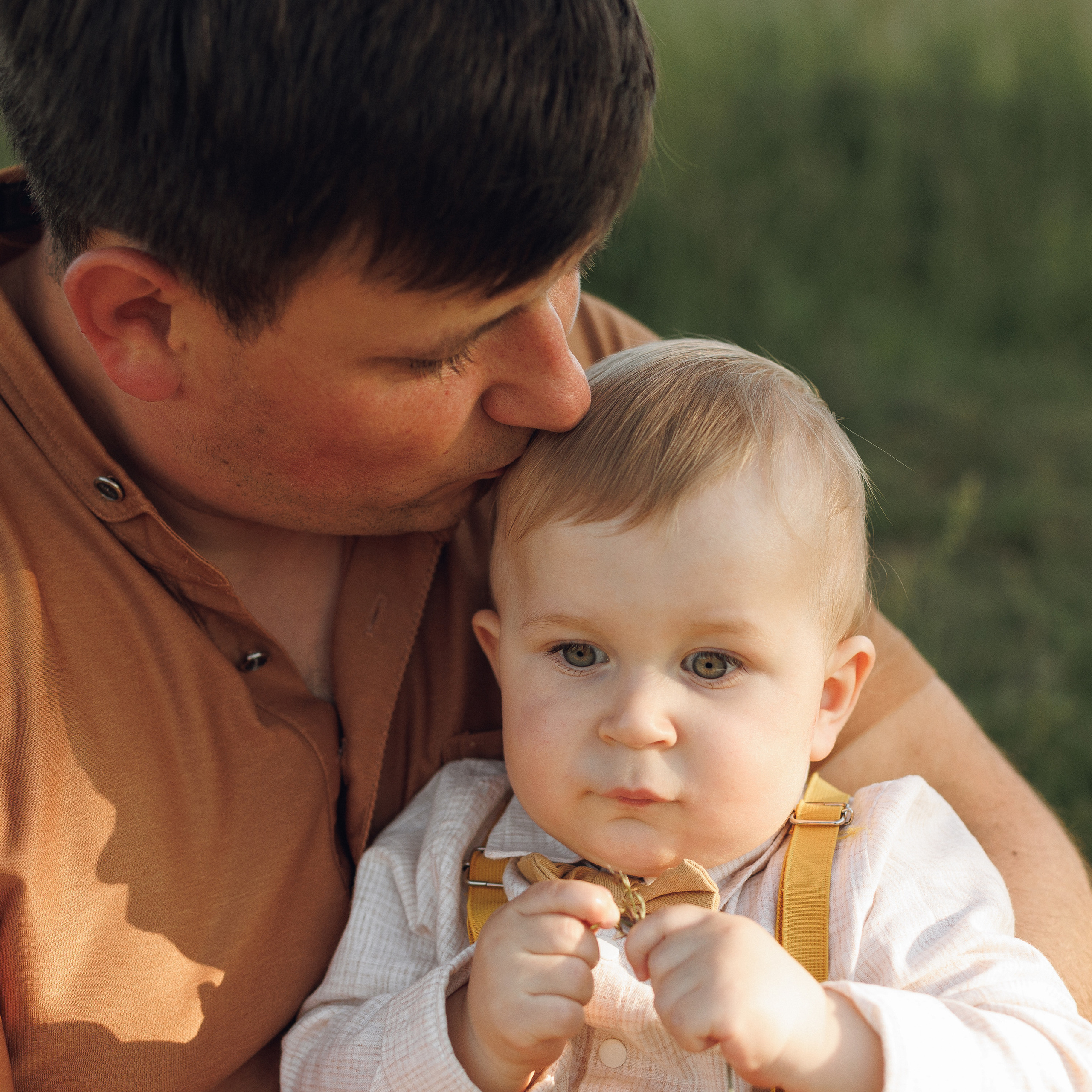 Про важного Сашеньку в теплый закатный вечер. Фотограф Катя Курк семейная lifestyle фотография
